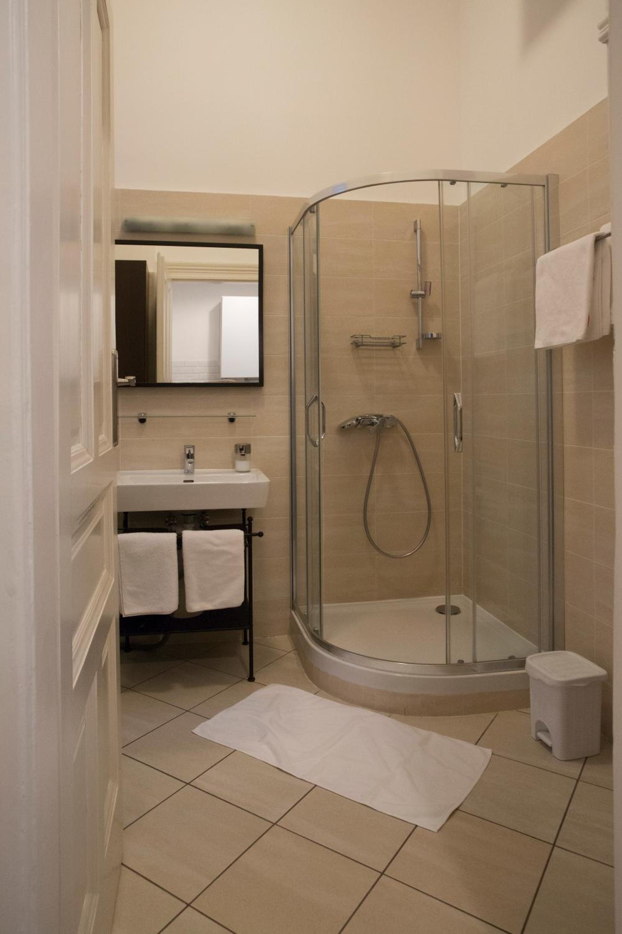 Studio Apartment - Photo 25