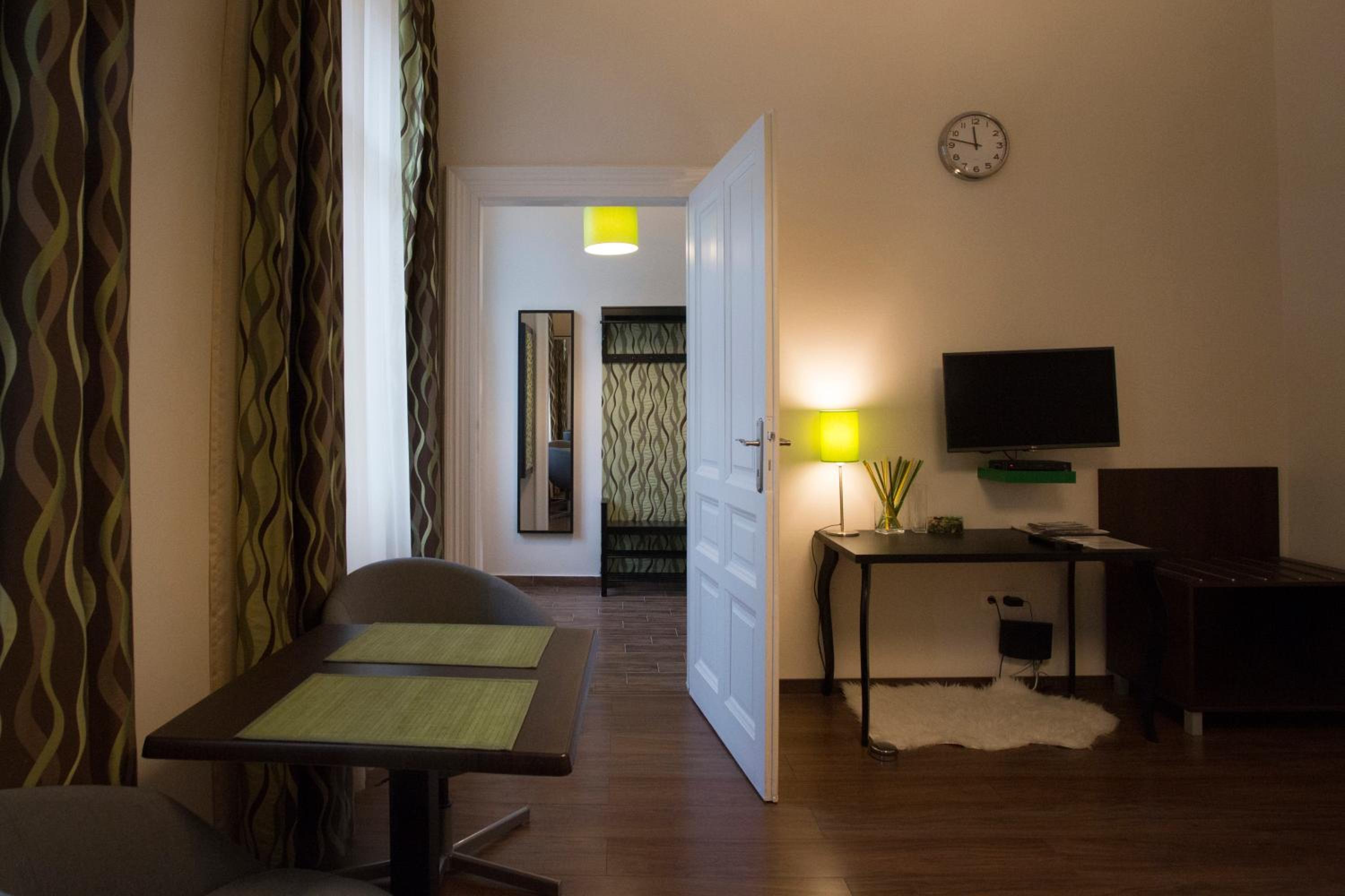 Studio Apartment - Photo 29