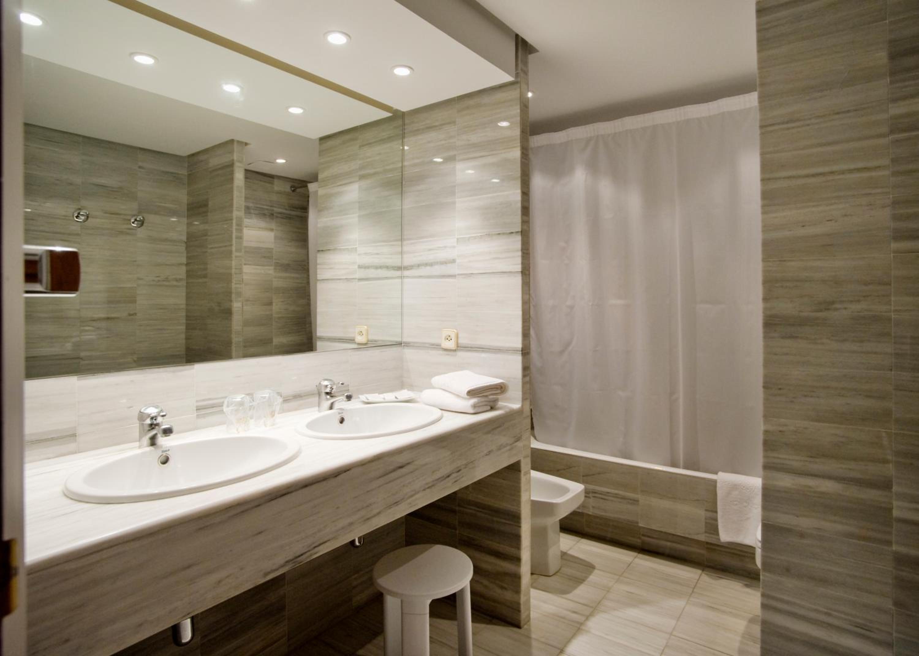 Superior Double or Twin Room - Photo 5