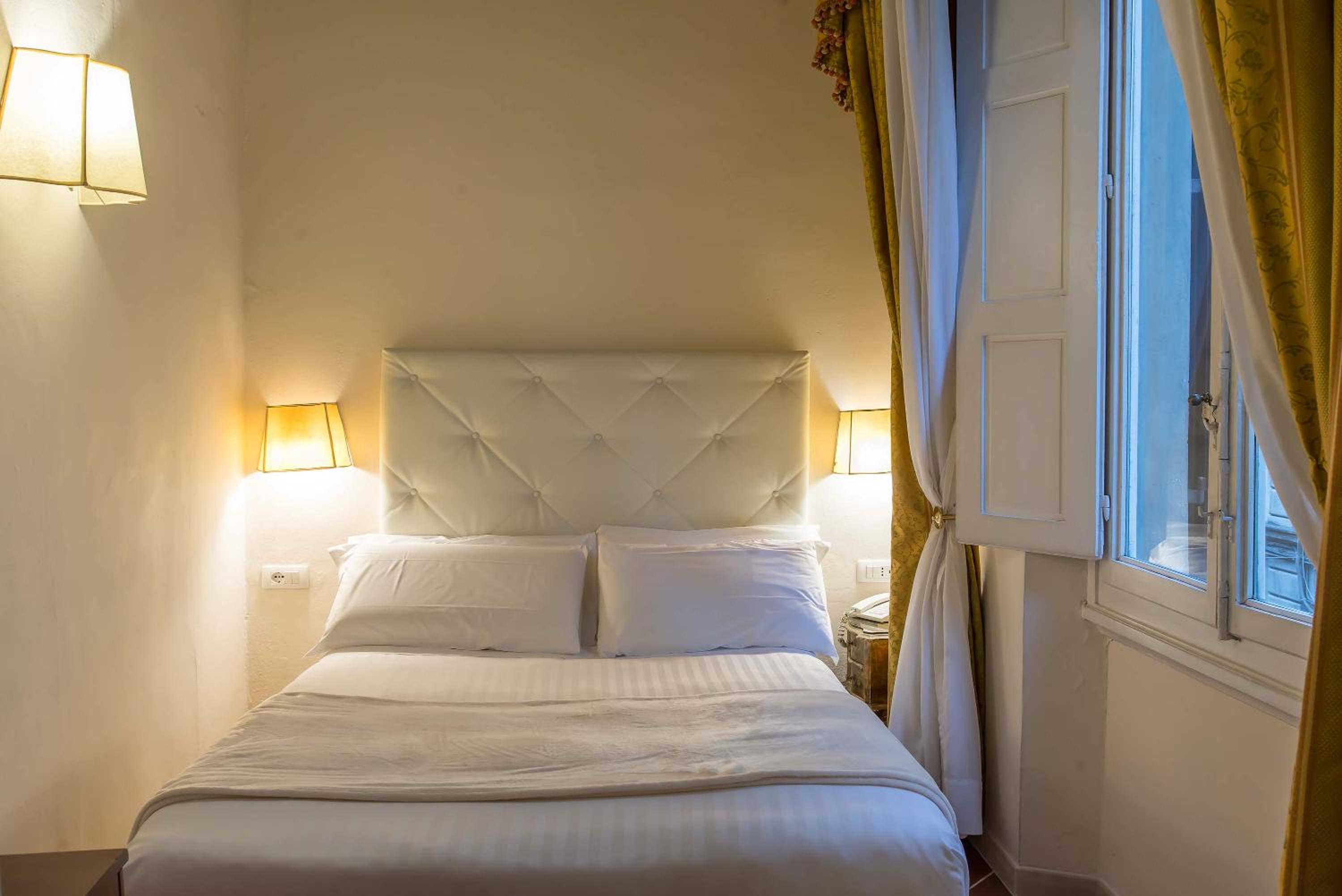 Small Classic Room with French bed 