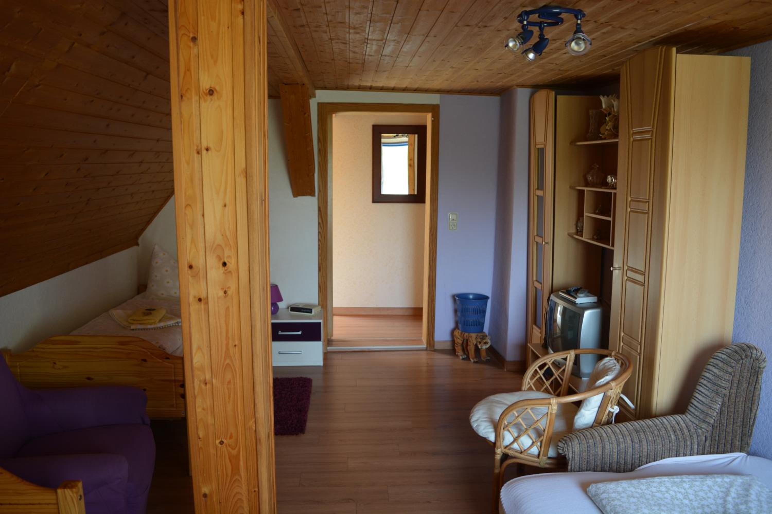 Large Twin Room - Photo 1