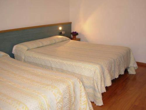 Family Room With 2 Queen-Size Beds - Photo 5