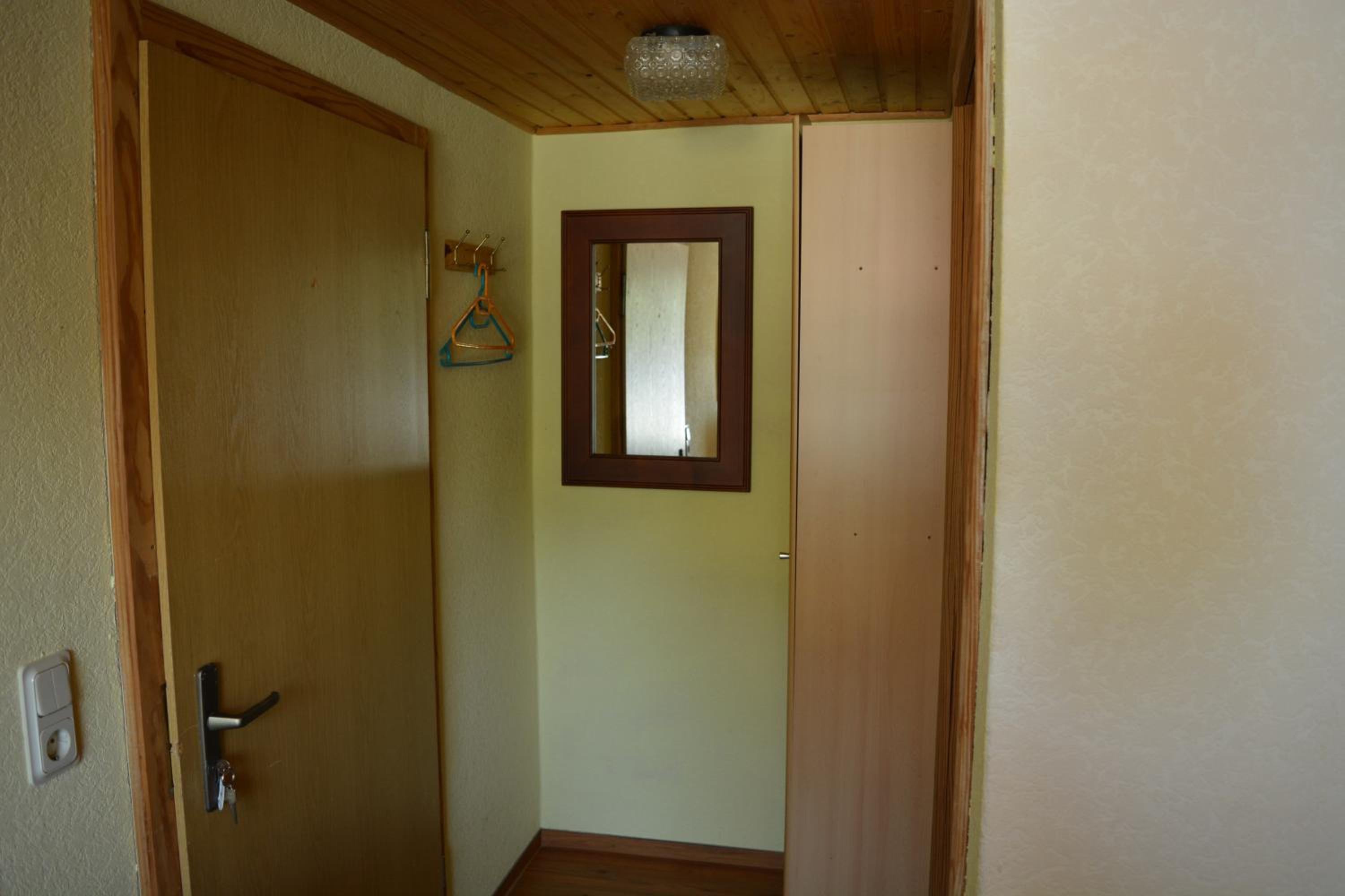 Small Twin Room - Photo 6