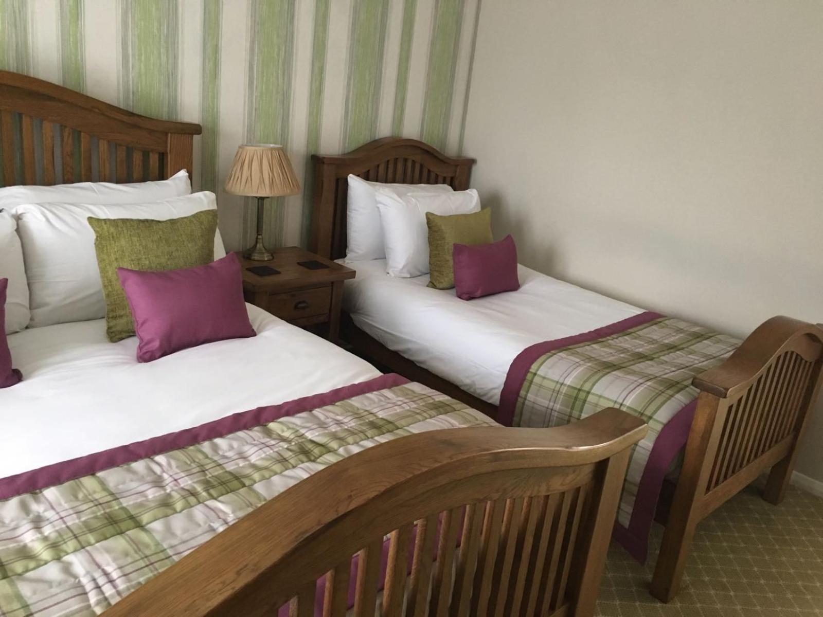 Family Room with Double and Single Beds - Non-Smoking photo 3