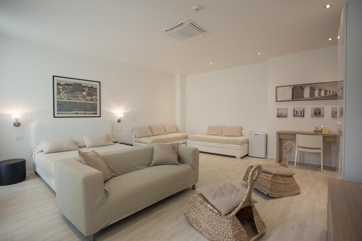Family Room (2 Adults + 4 Children)