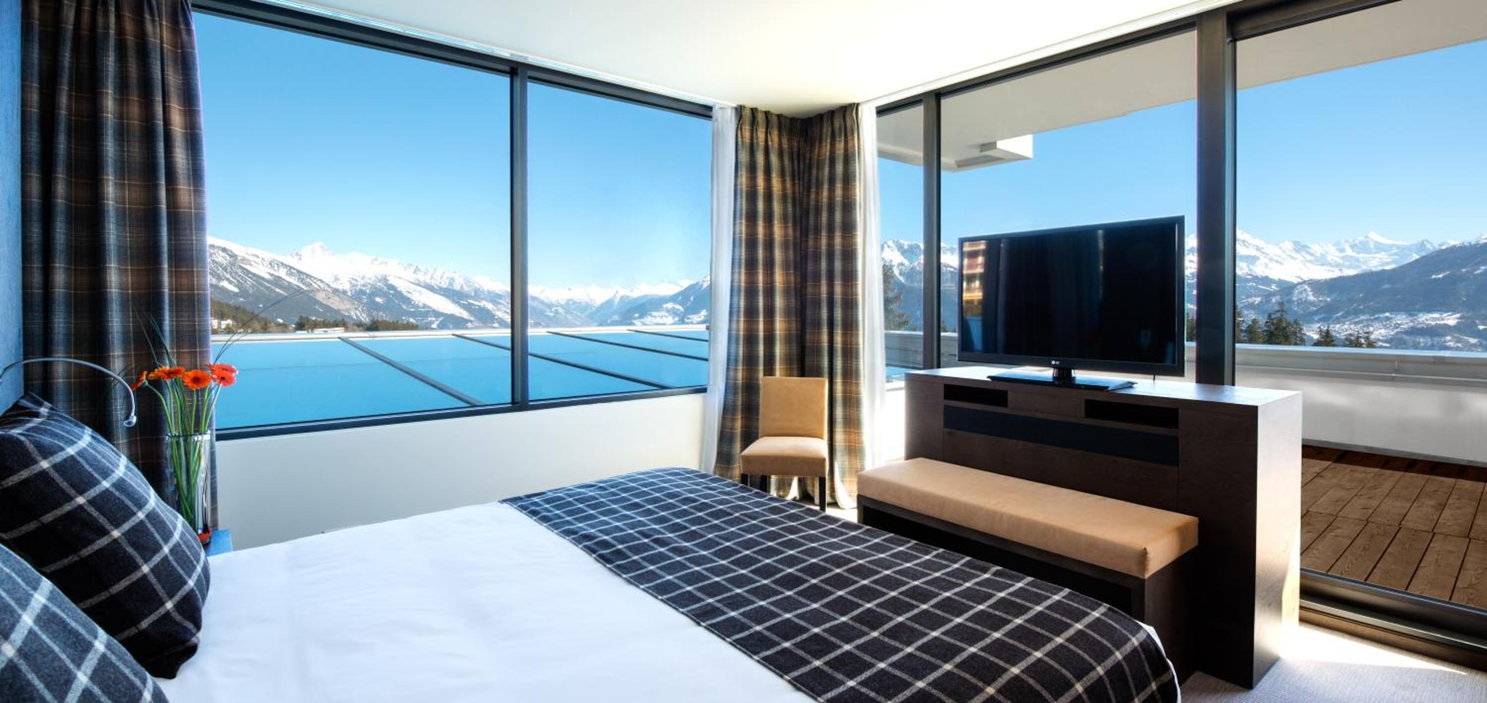Executive Suite with Mountain View - Photo 2