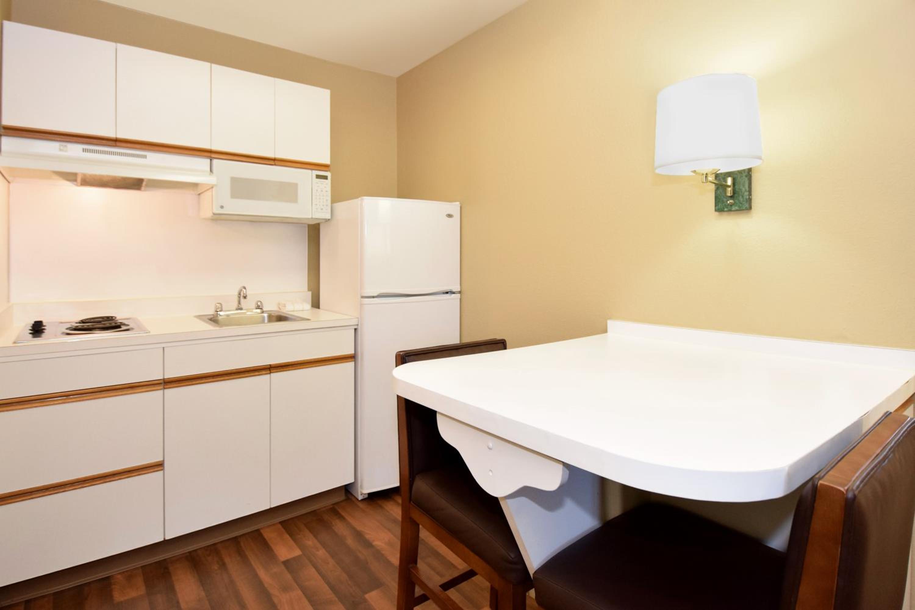 Queen studio with 1 Queen Bed - Disability Access/Non-Smoking photo 2