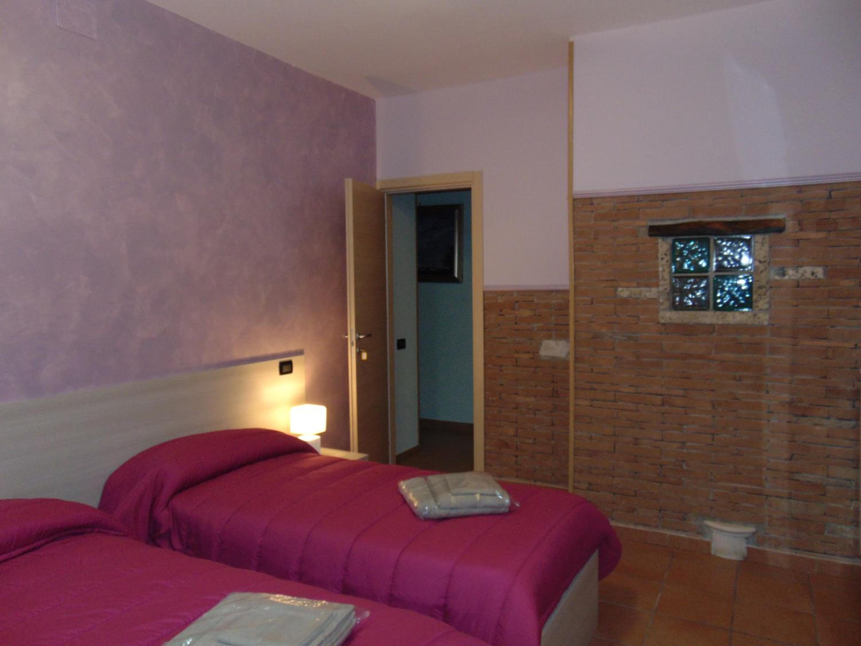 Double or Twin Room with Bathroom - Photo 1