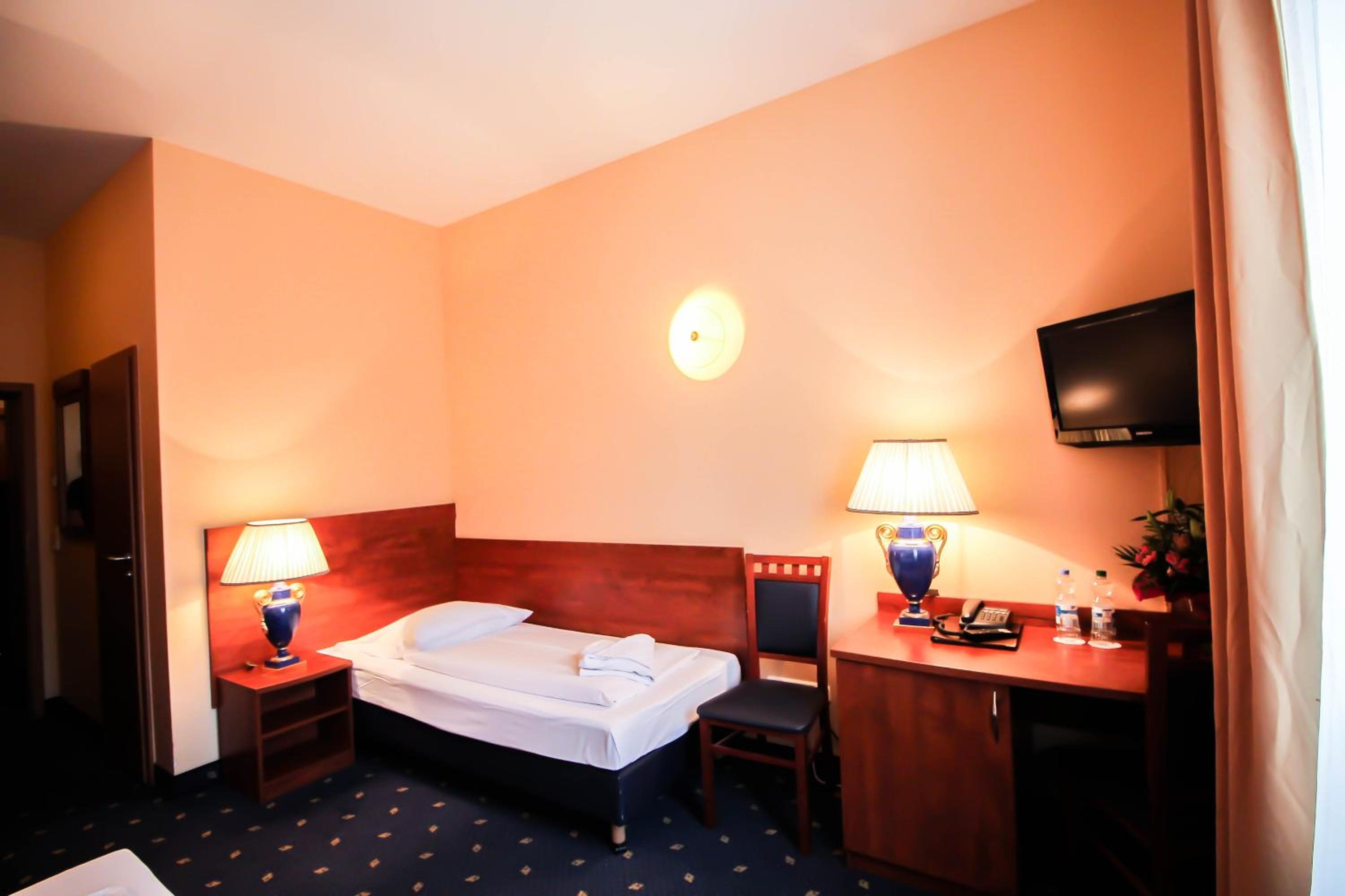 Single Room photo 2