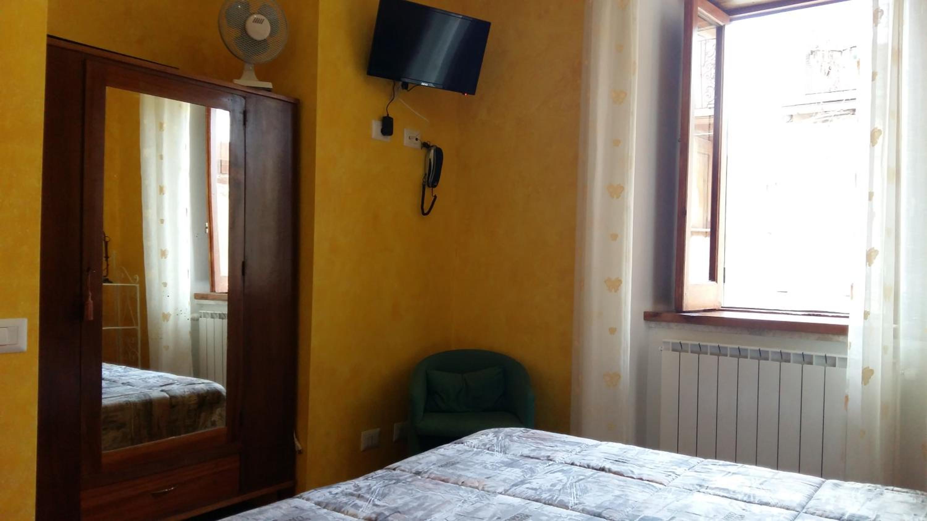 Double or Twin Room with Private Bathroom - Photo 4