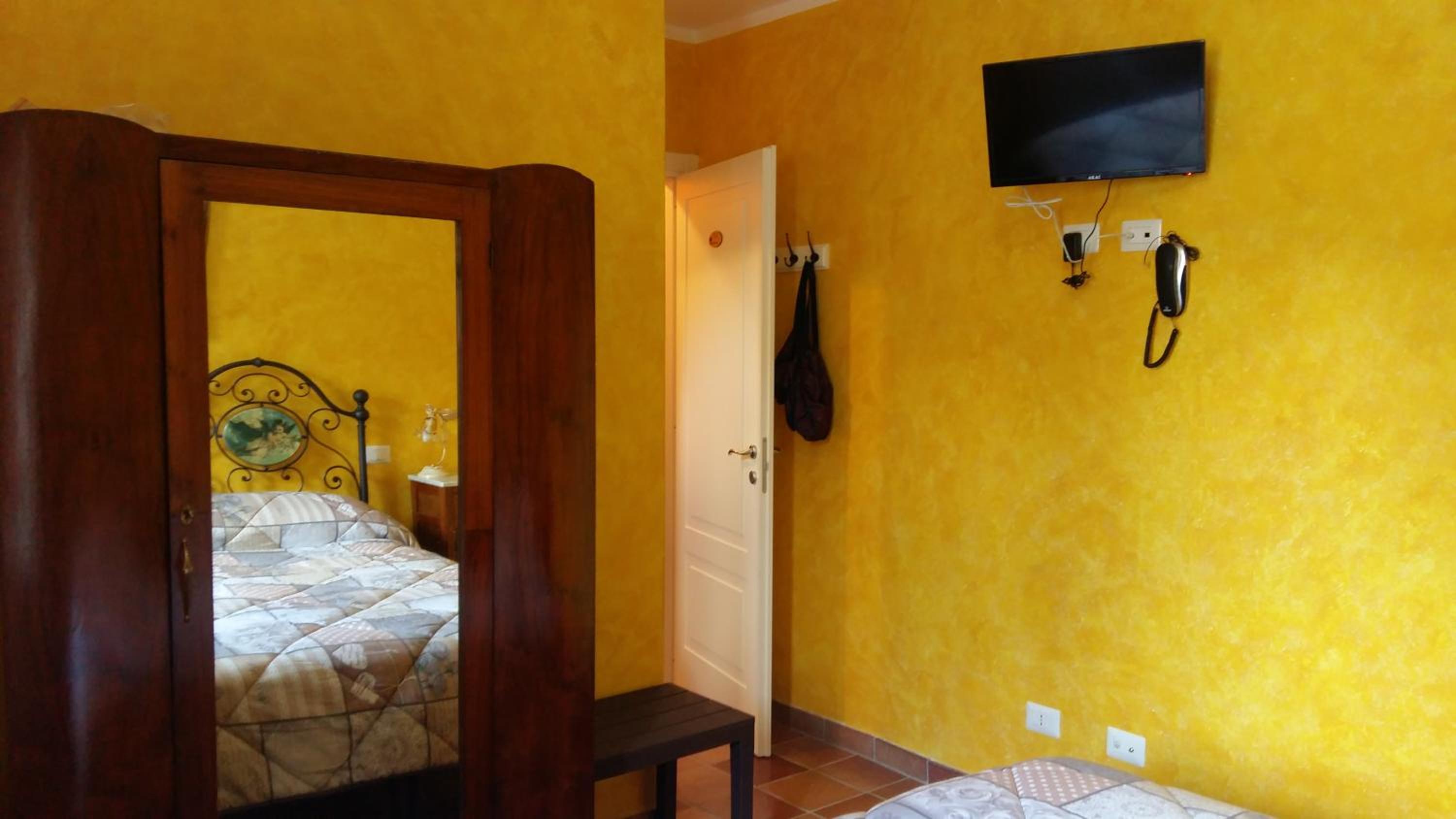 Double or Twin Room with Private Bathroom photo 2