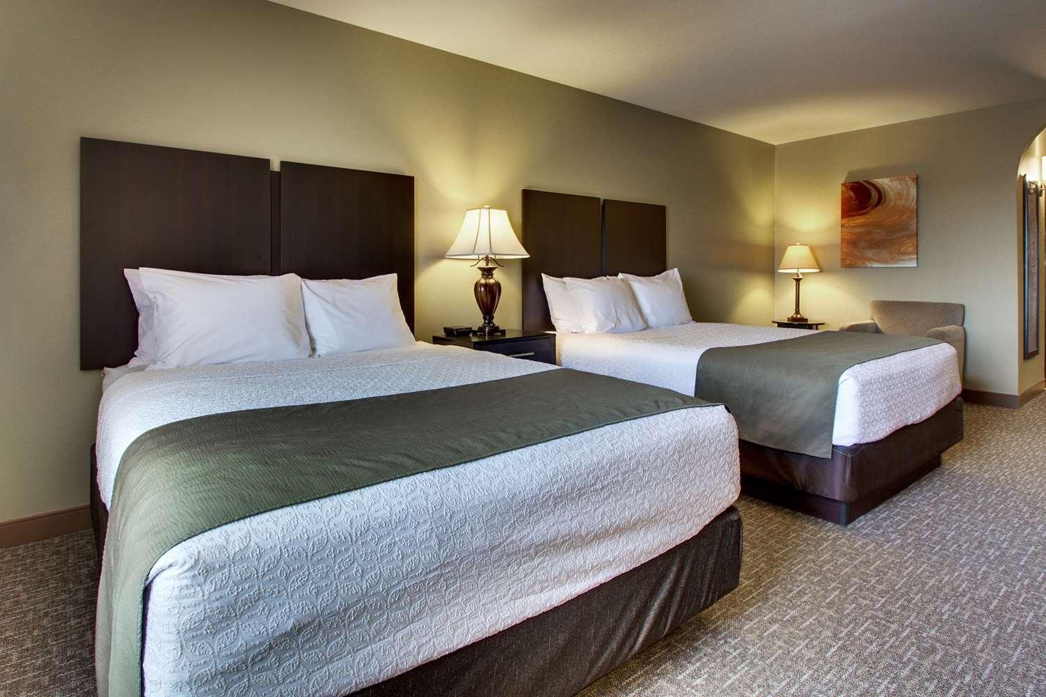Queen Room with Two Queen Beds and Wet Bar photo 2