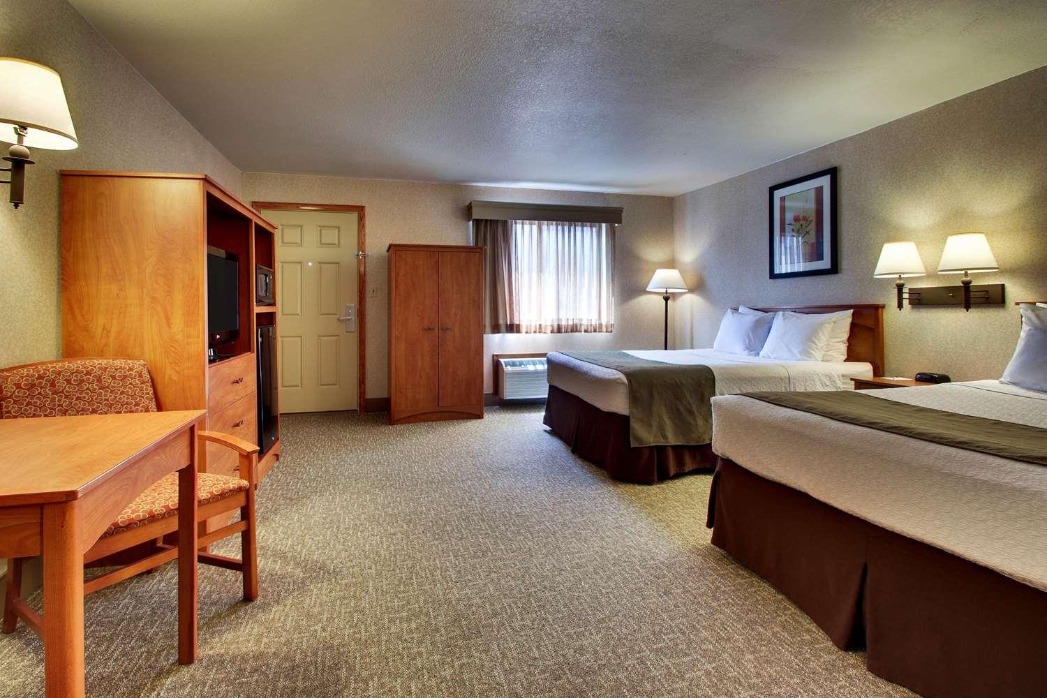 Queen Room with Two Queen Beds and Wet Bar photo 3