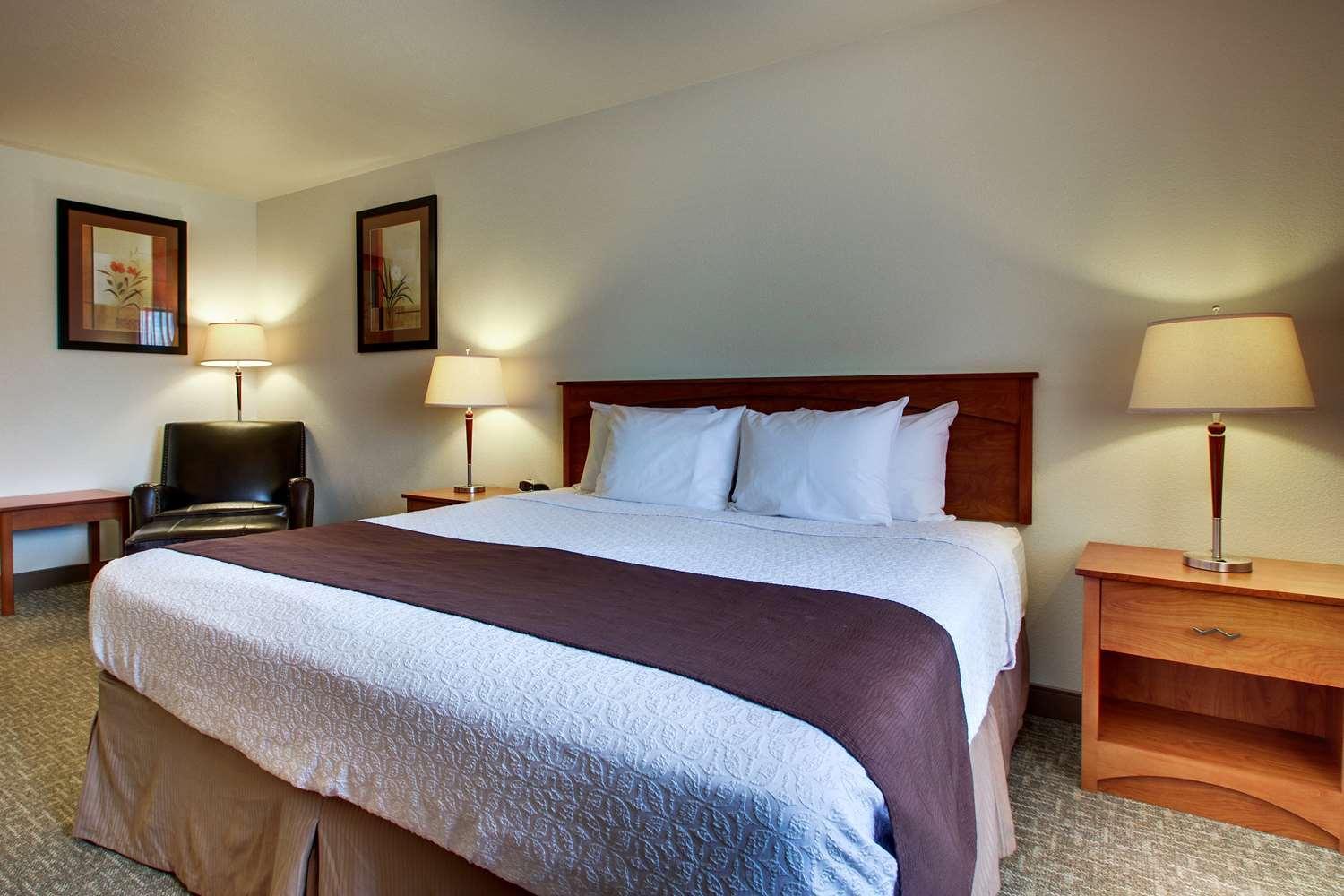 Suite with One King Bed and Two Queen Beds photo 3