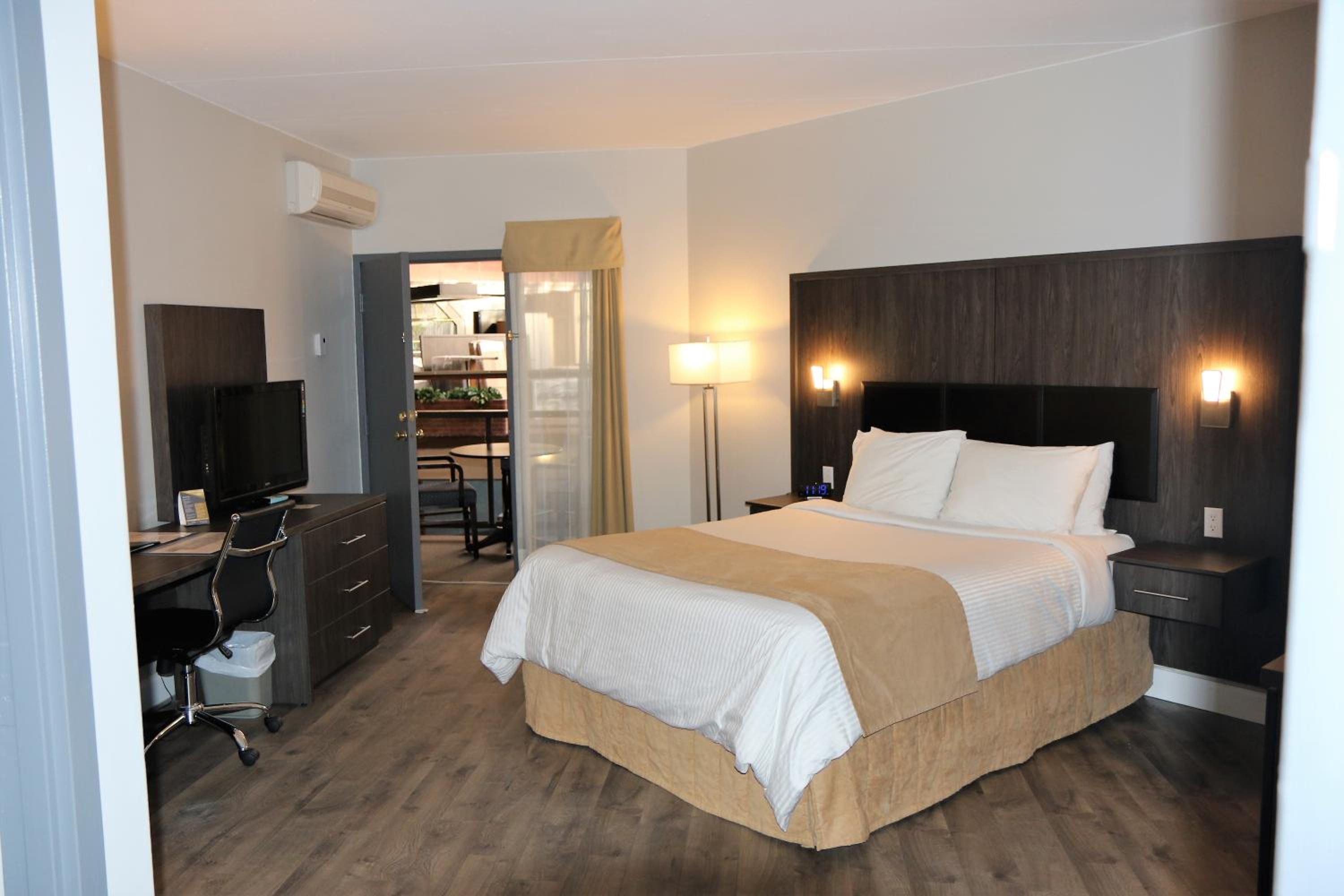 King Suite with Sofa Bed thumbnail 5