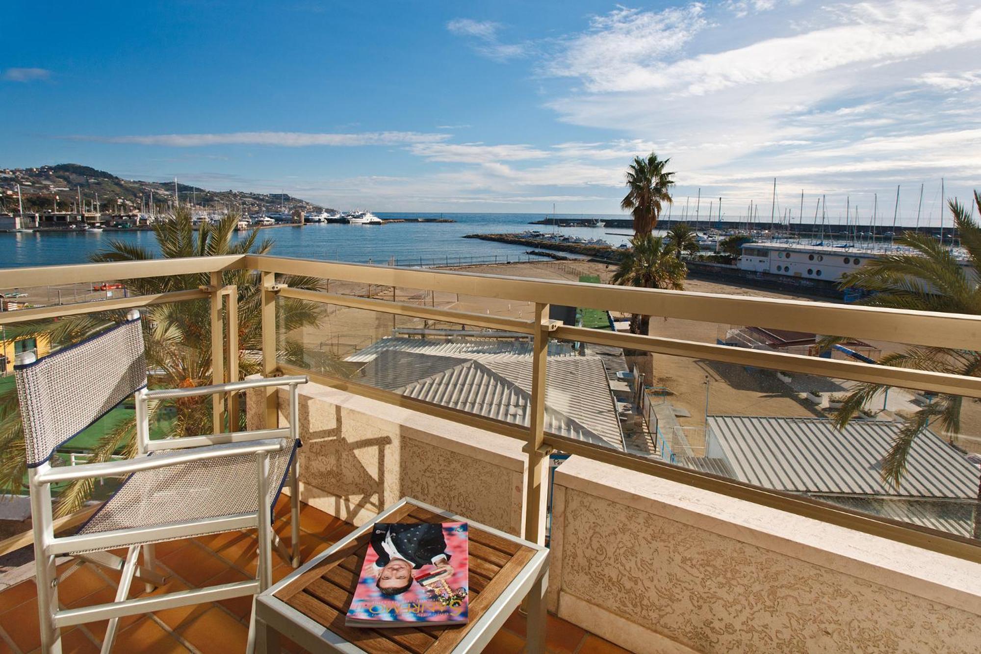 One-Bedroom Apartment with Balcony and Sea View - Photo 24