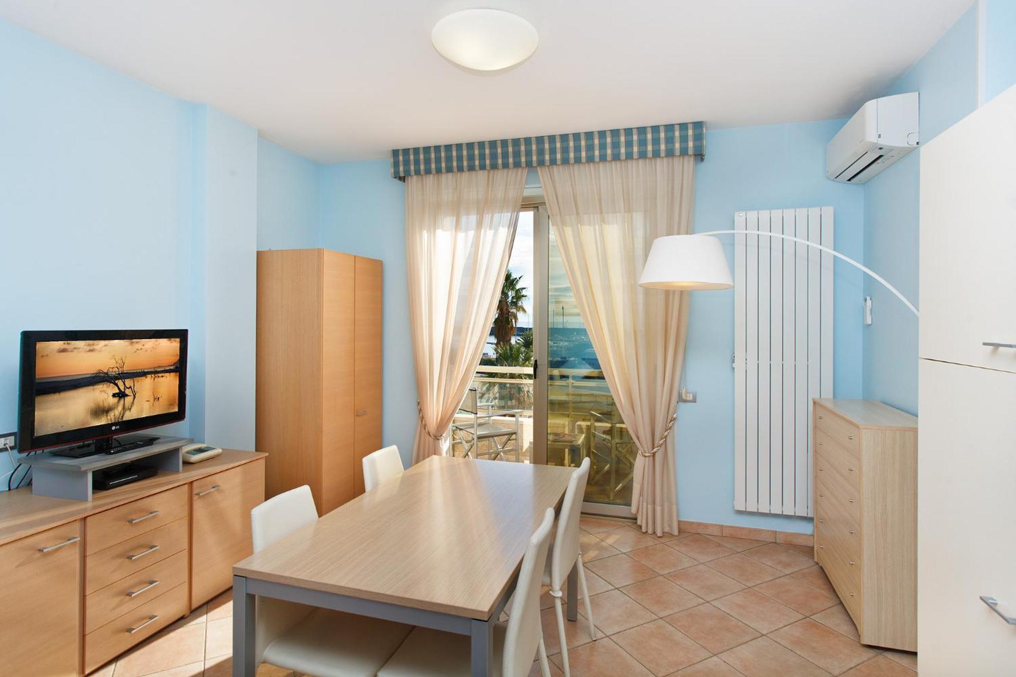One-Bedroom Apartment with Balcony and Sea View - Photo 3
