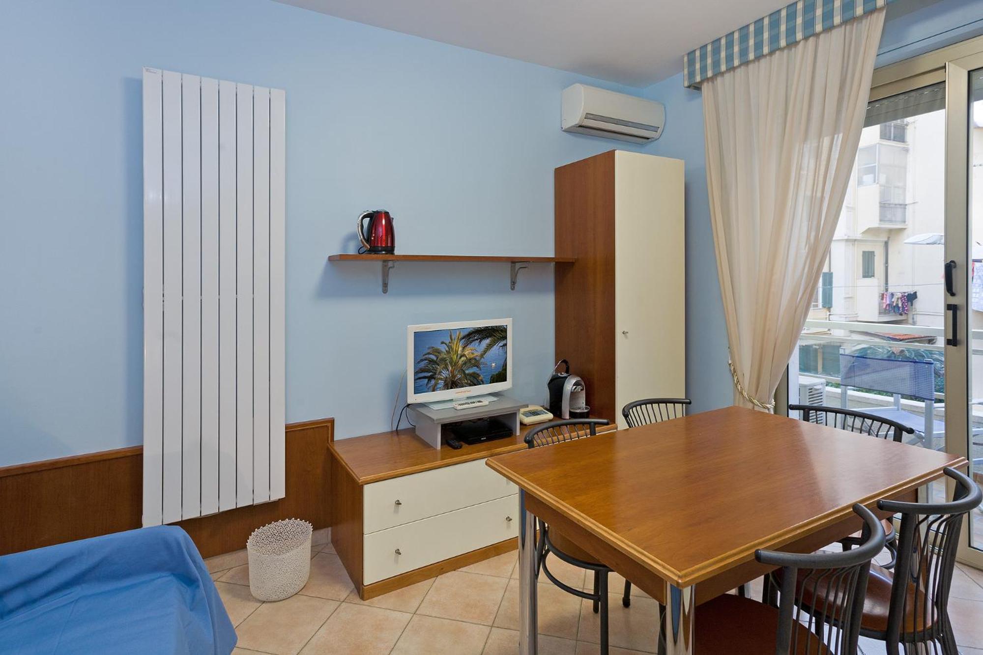 Large One-Bedroom Apartment - Photo 23