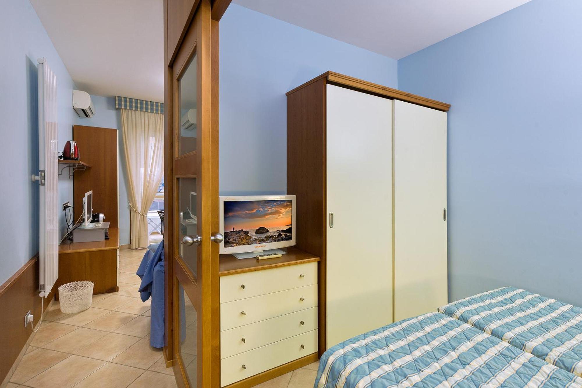 Large One-Bedroom Apartment - Photo 18