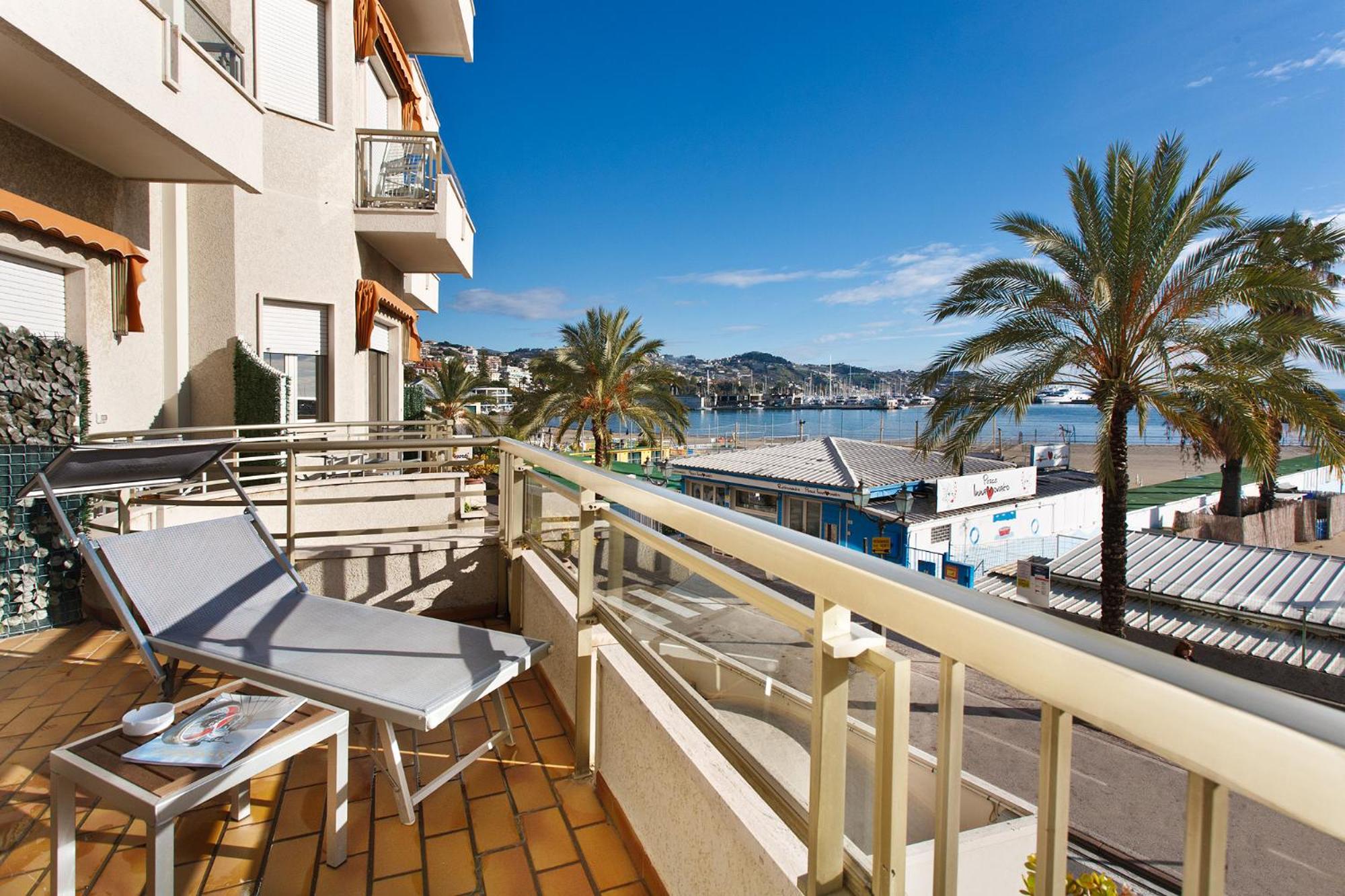 One-Bedroom Apartment with Balcony and Sea View - Photo 25