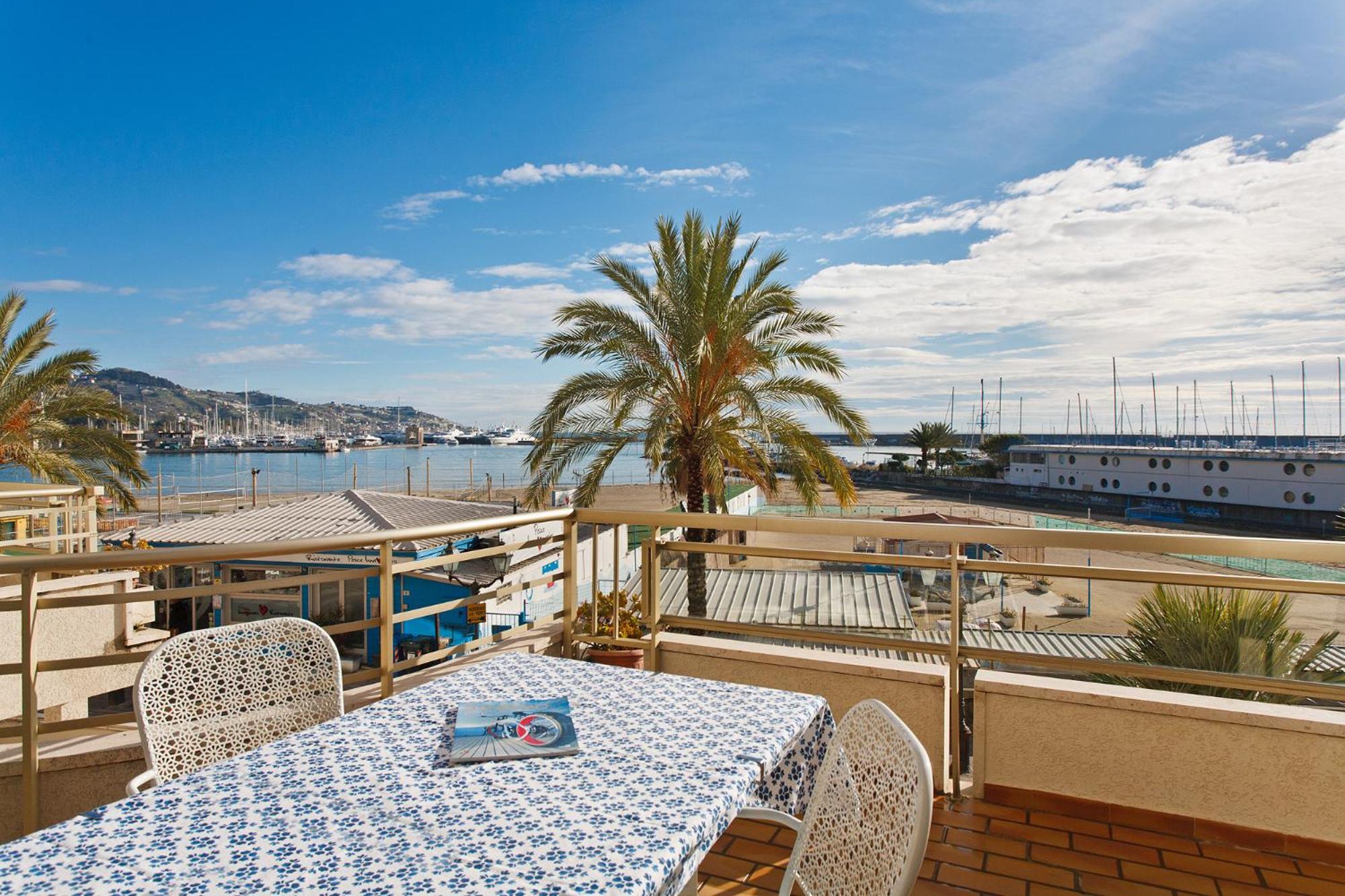 One-Bedroom Apartment with Balcony and Sea View - Photo 2