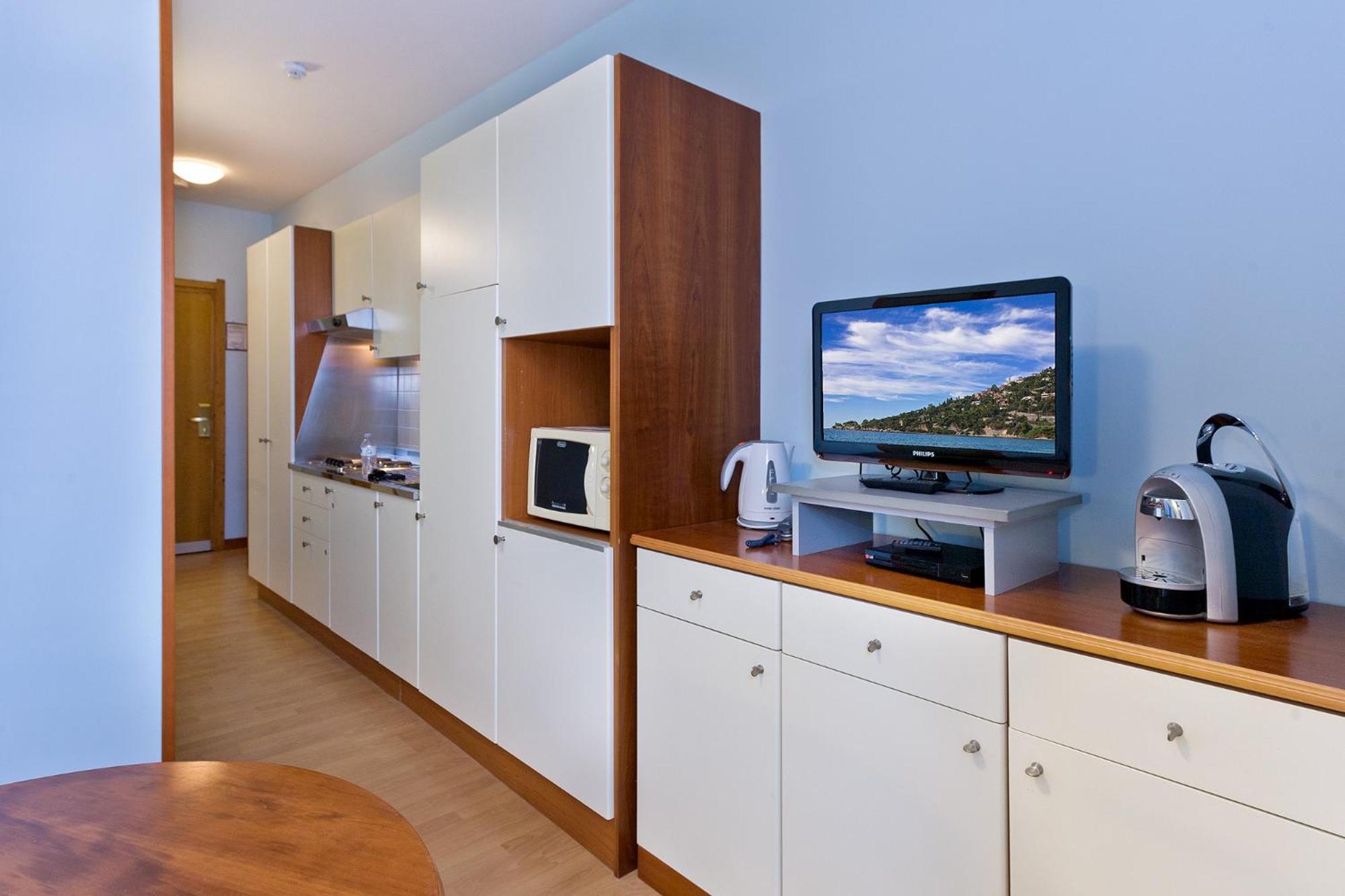 Studio with Balcony and Sea View - Photo 8