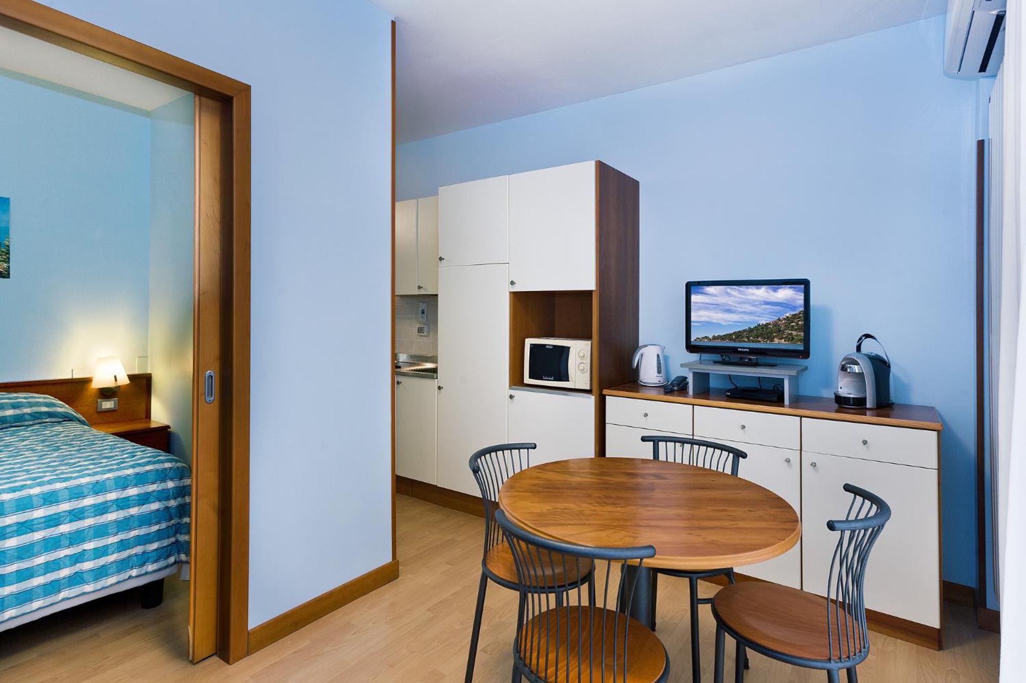 Studio with Balcony and Sea View - Photo 10
