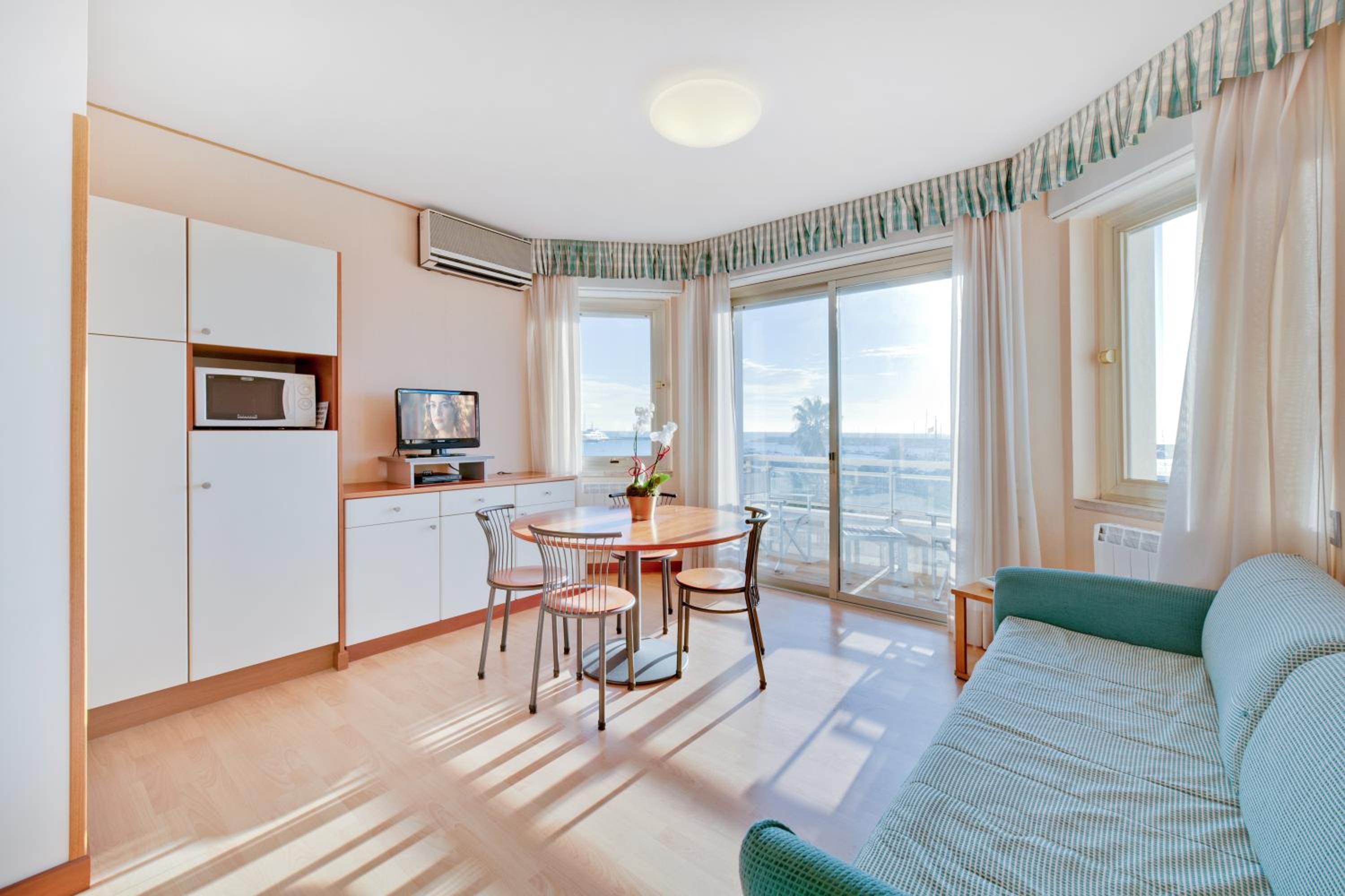Studio with Balcony and Sea View - Photo 5