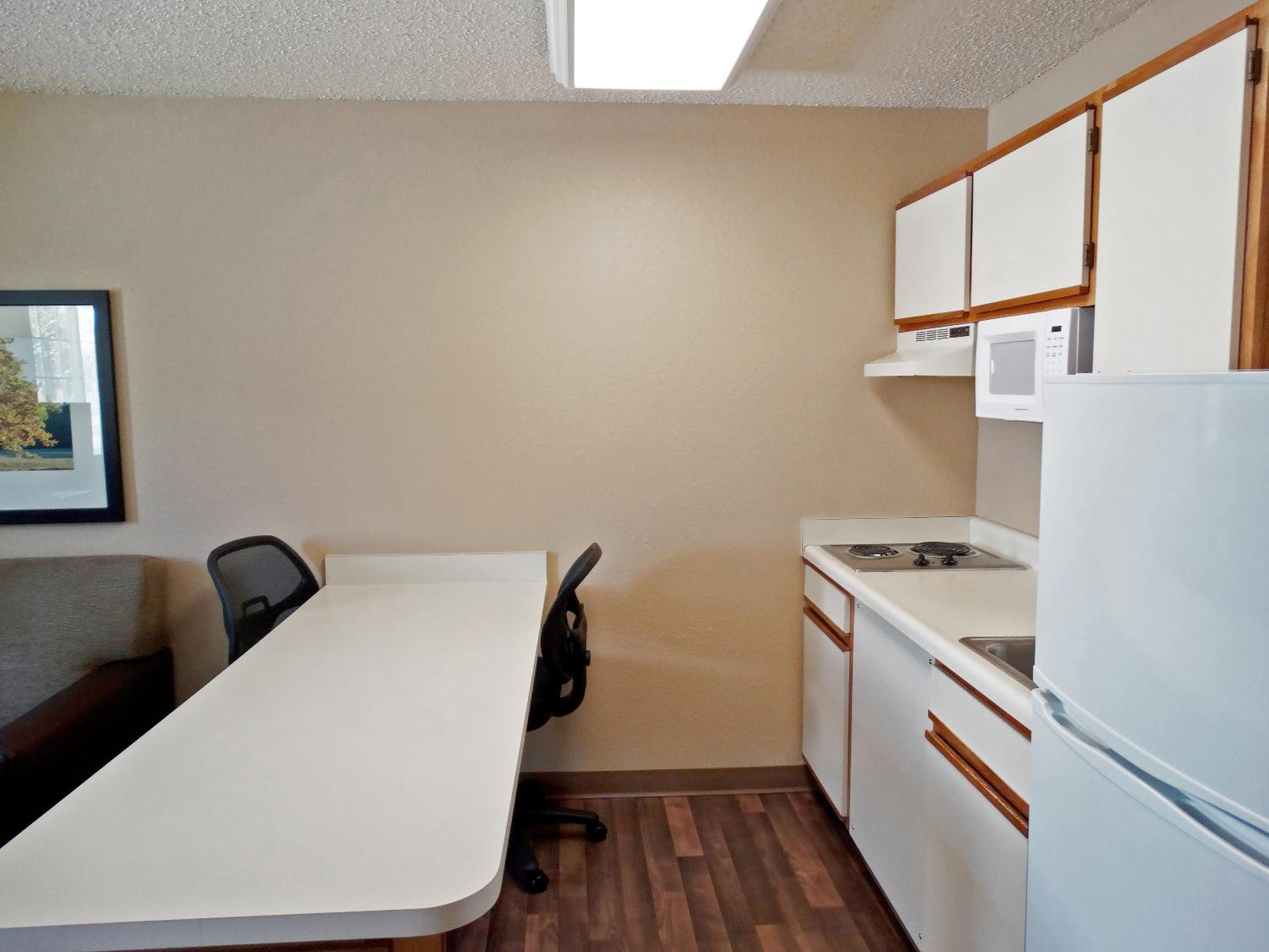 Deluxe Queen Studio with 1 Queen Bed - Non-Smoking - Photo 10
