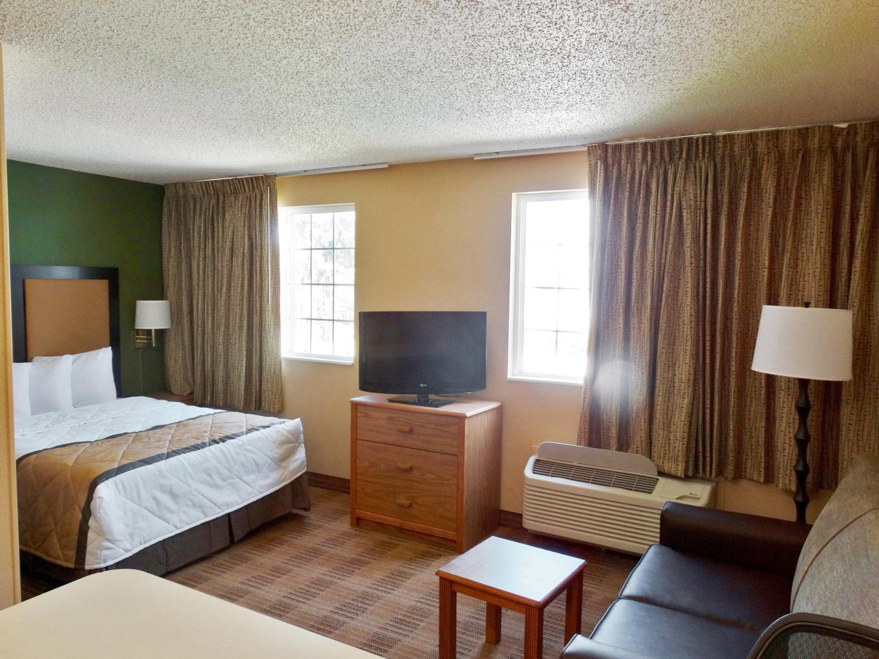 Deluxe Queen Studio with 1 Queen Bed - Non-Smoking - Photo 2