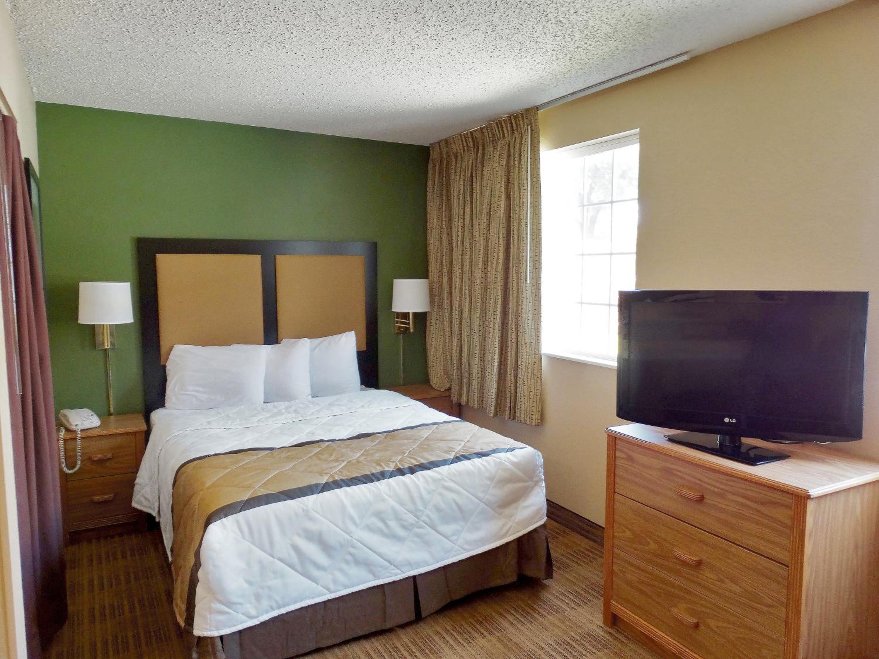 Deluxe Queen Studio with 1 Queen Bed - Non-Smoking - Photo 4