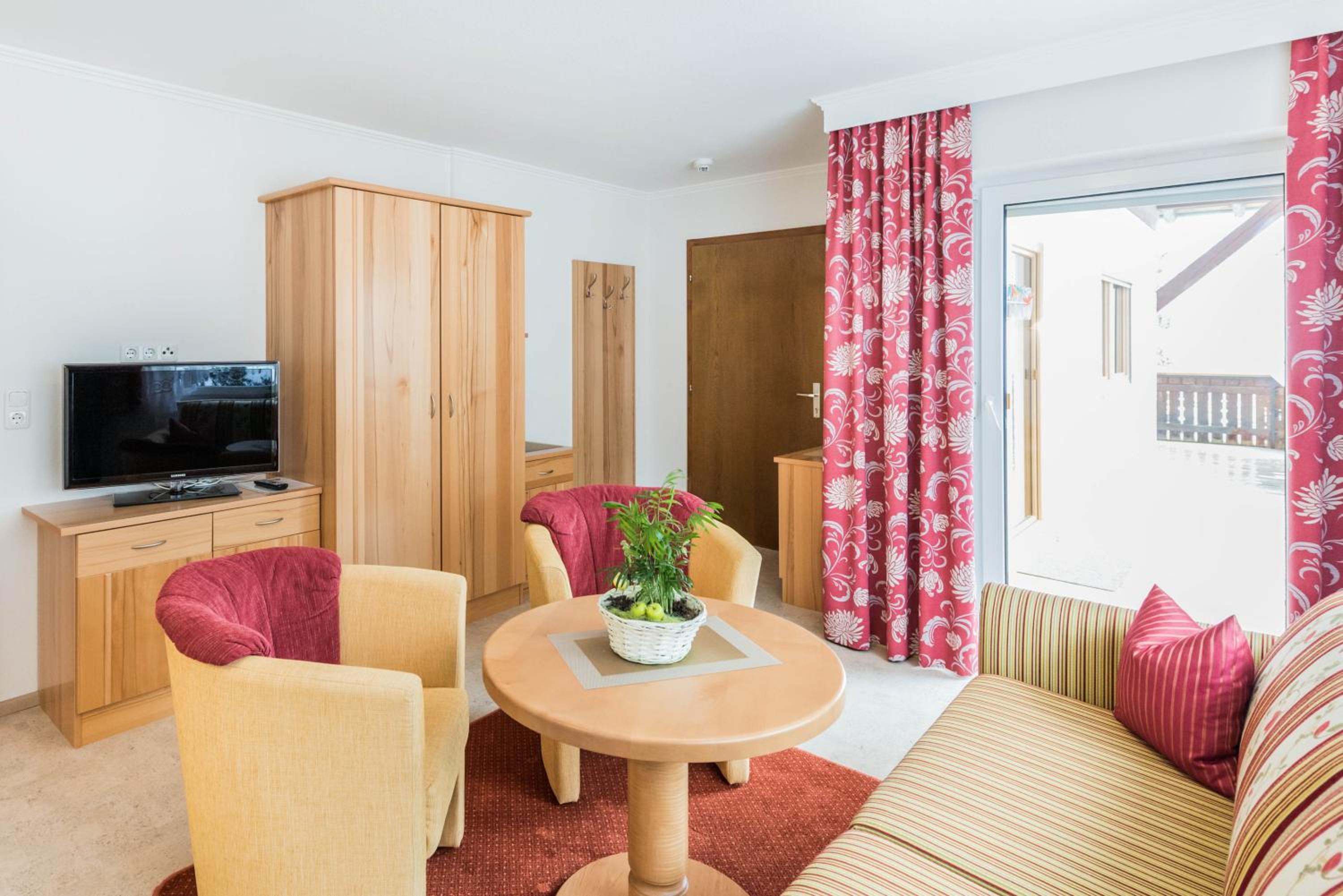 One-Bedroom Apartment with Balcony photo 2