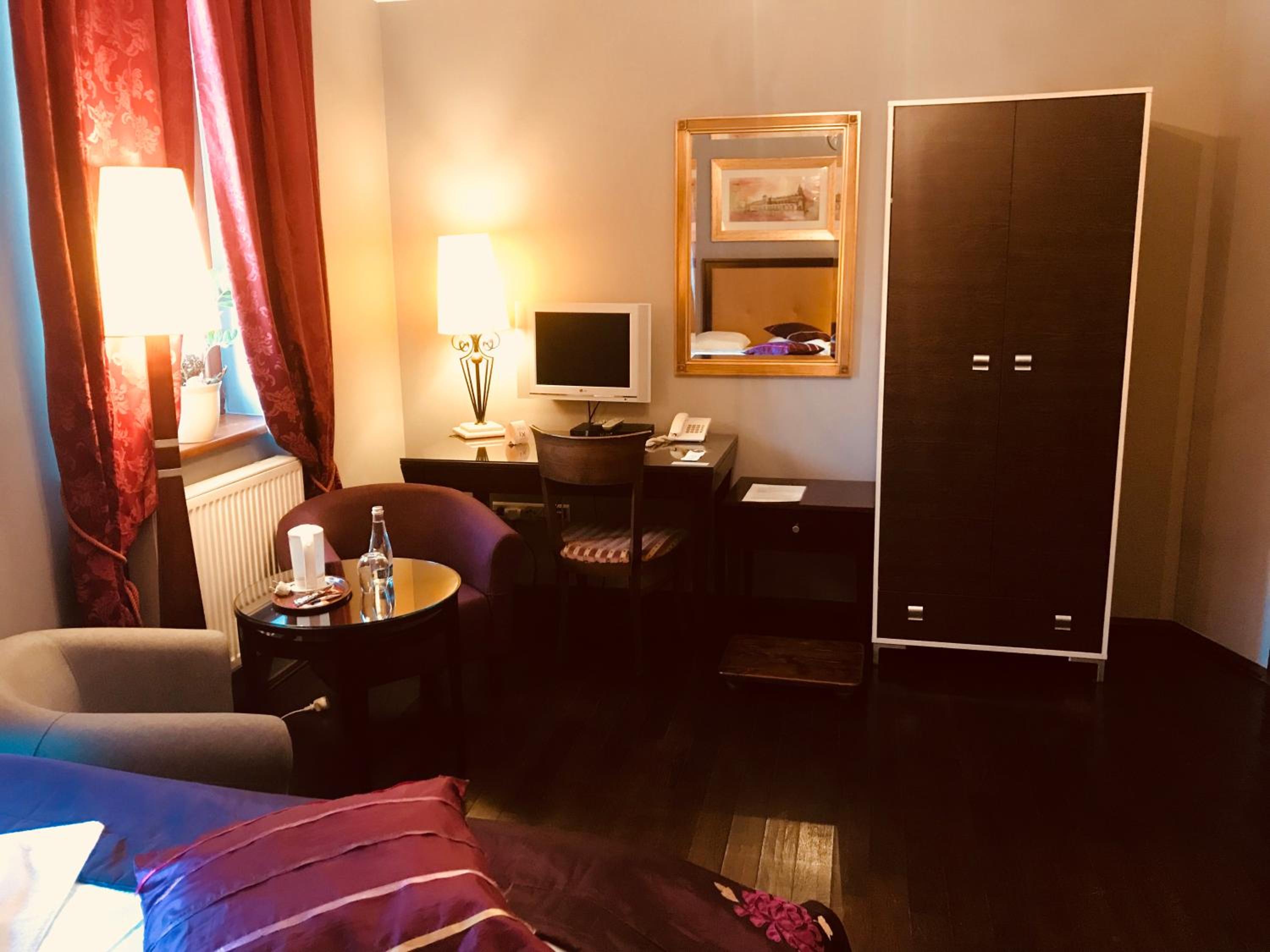 Standard Twin Room - Photo 8