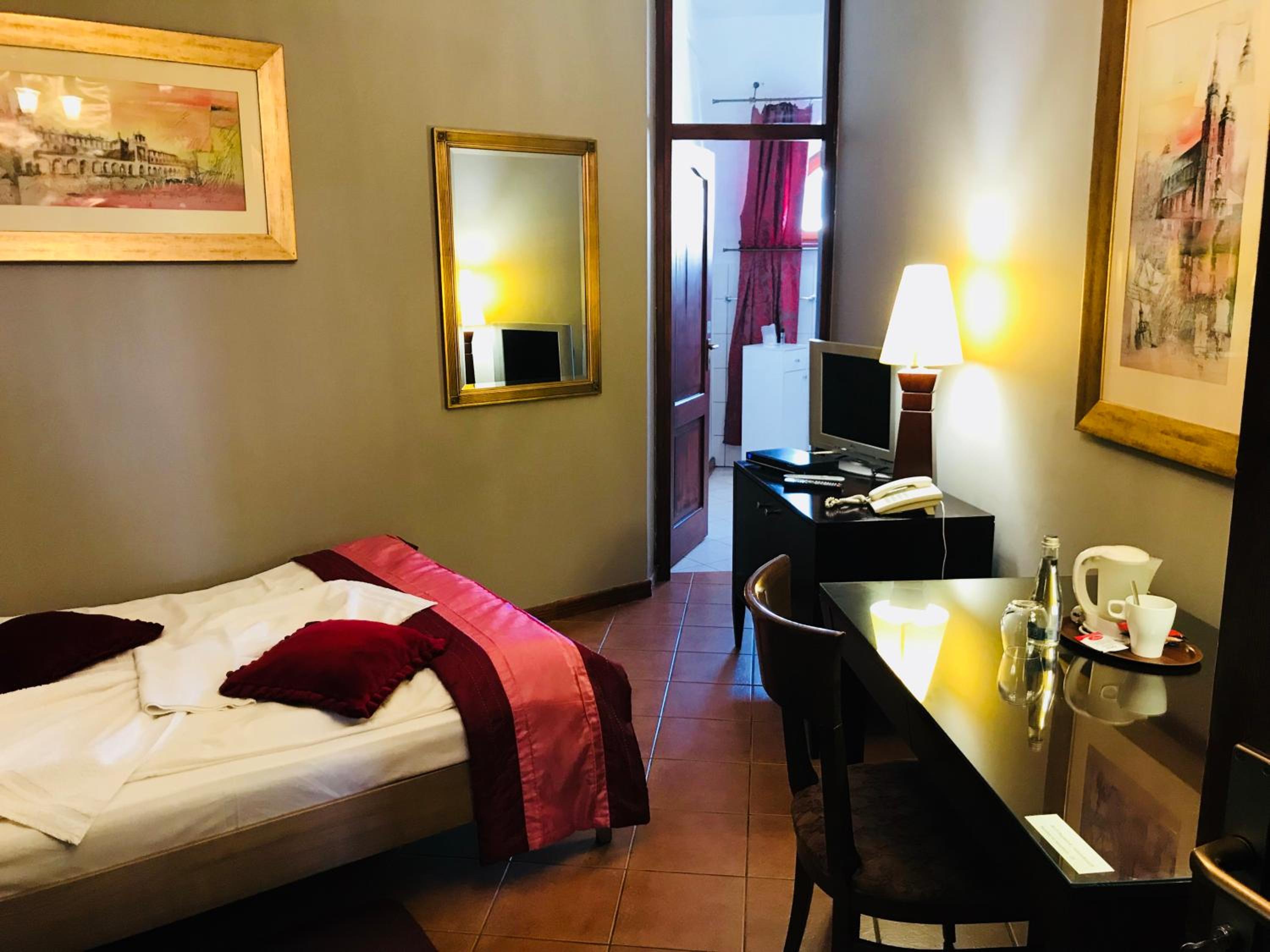 Standard Twin Room - Photo 9