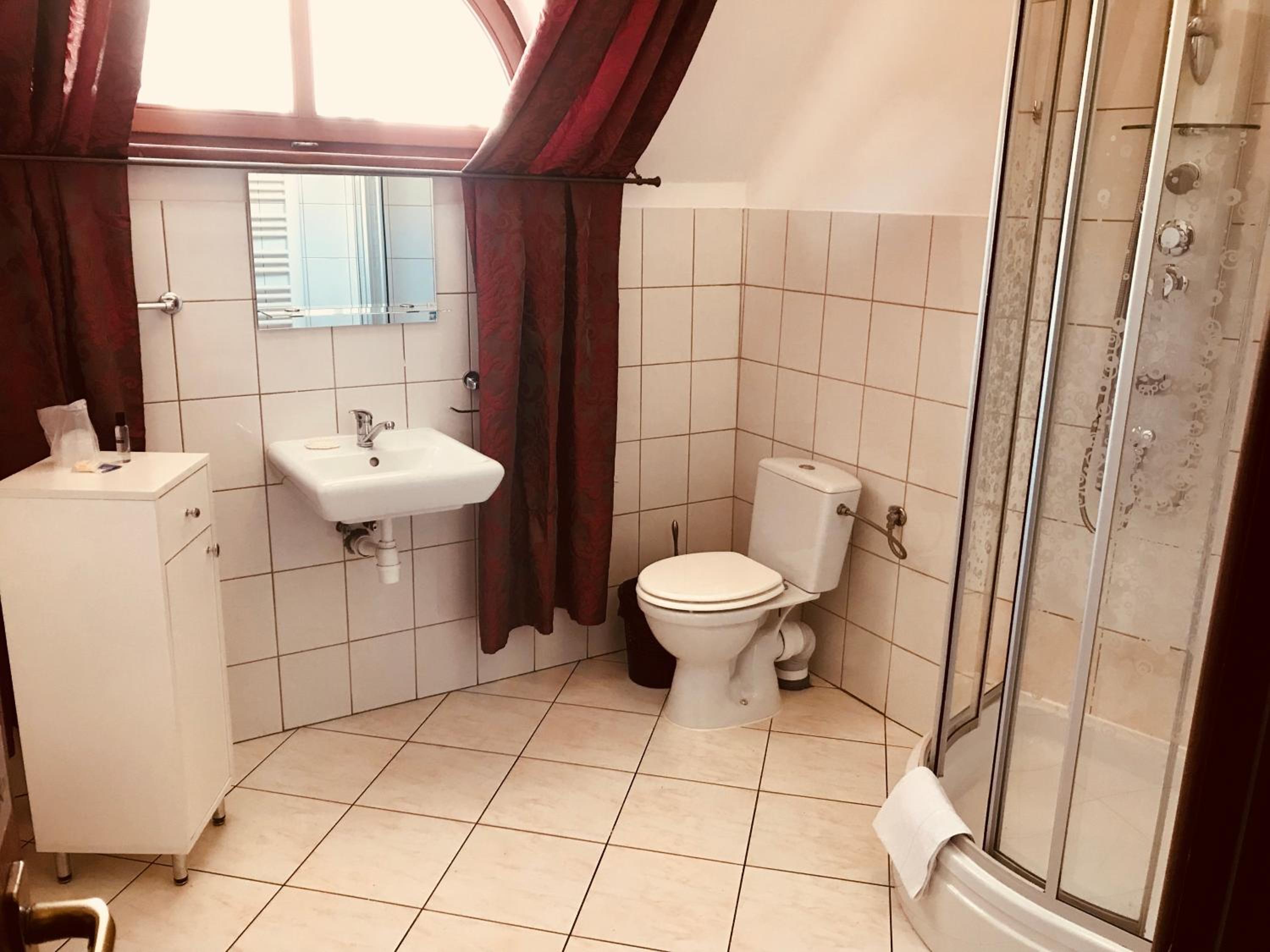 Standard Twin Room - Photo 12