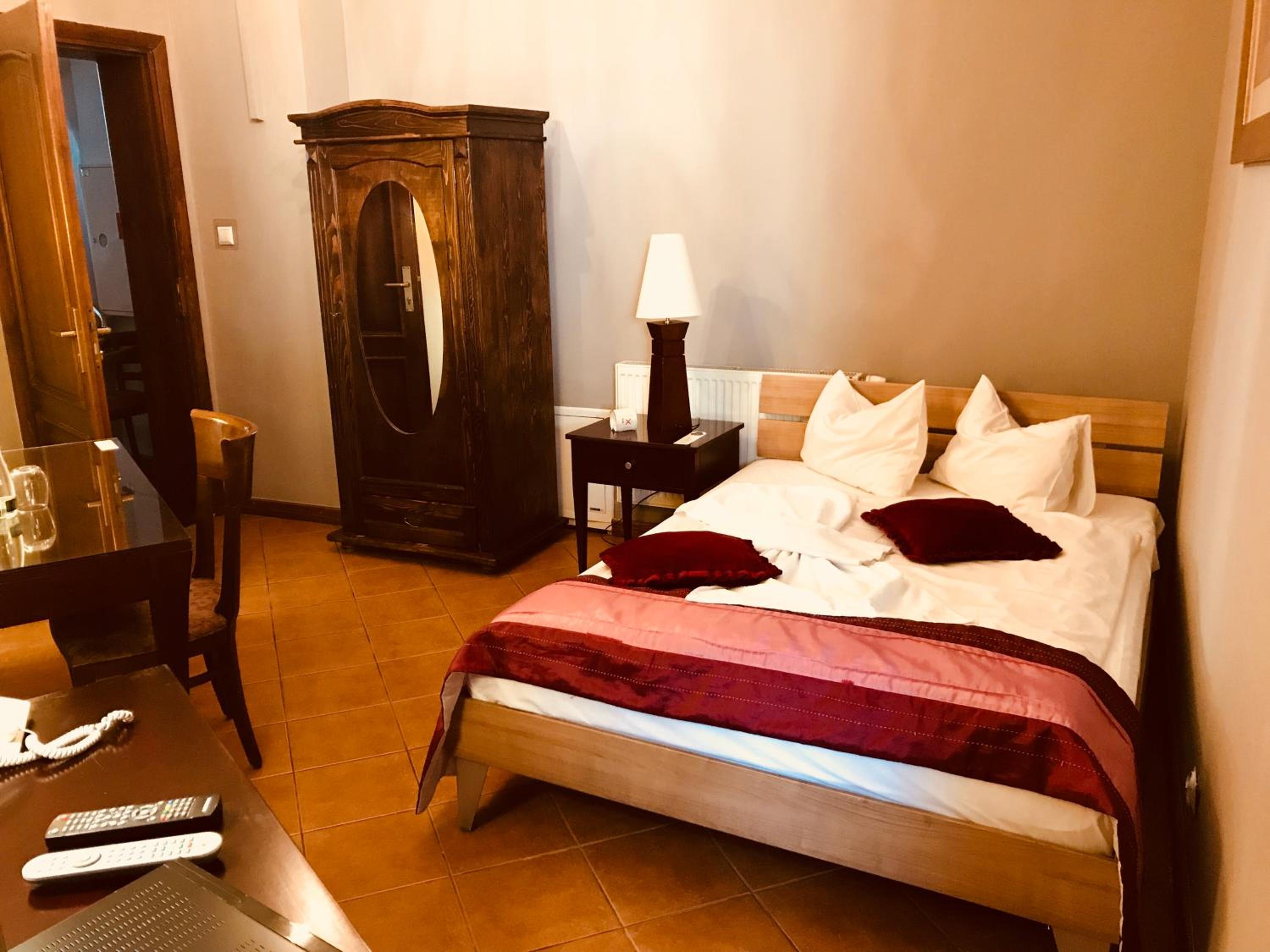 Standard Twin Room - Photo 11