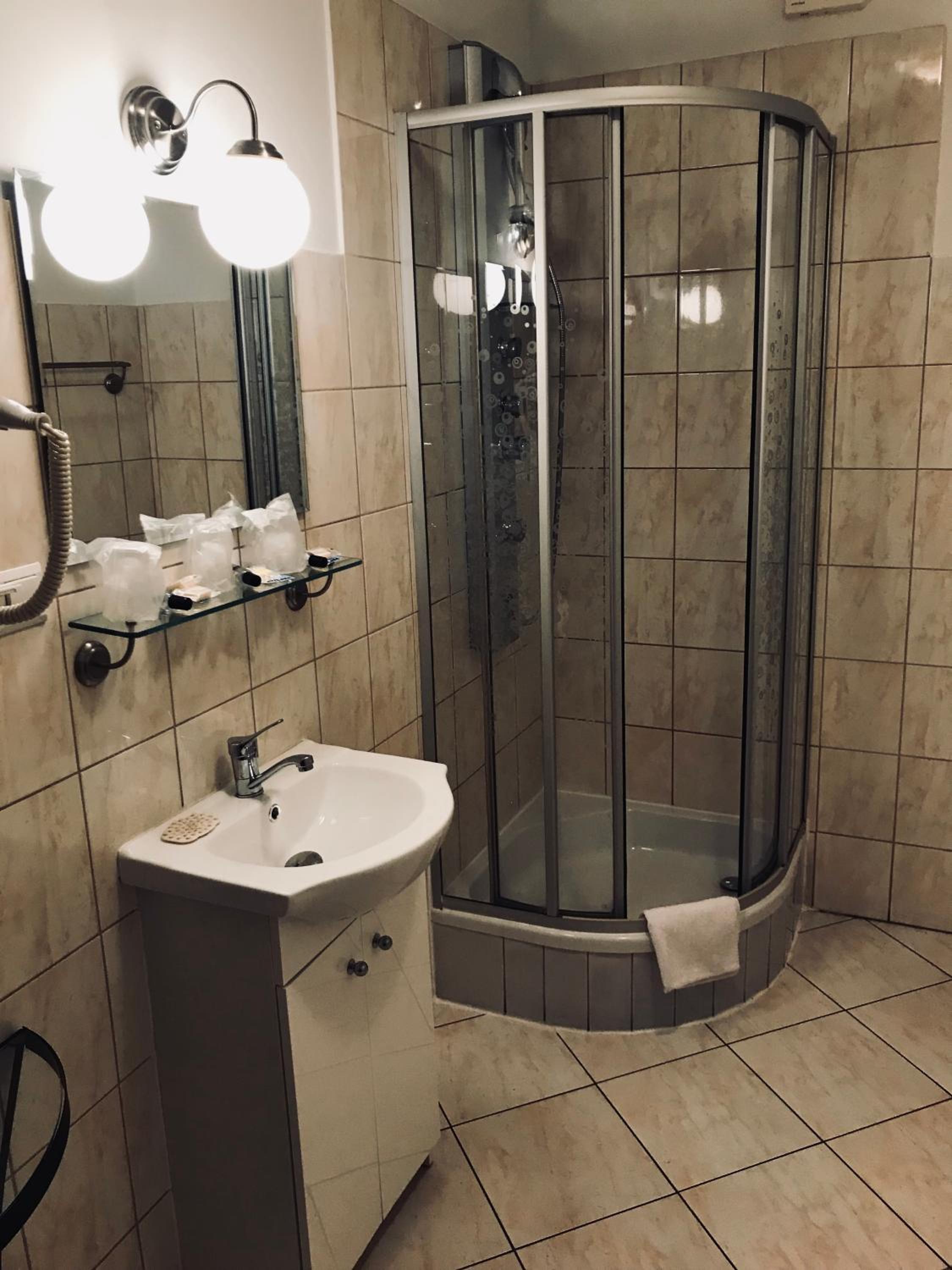 Standard Twin Room - Photo 19
