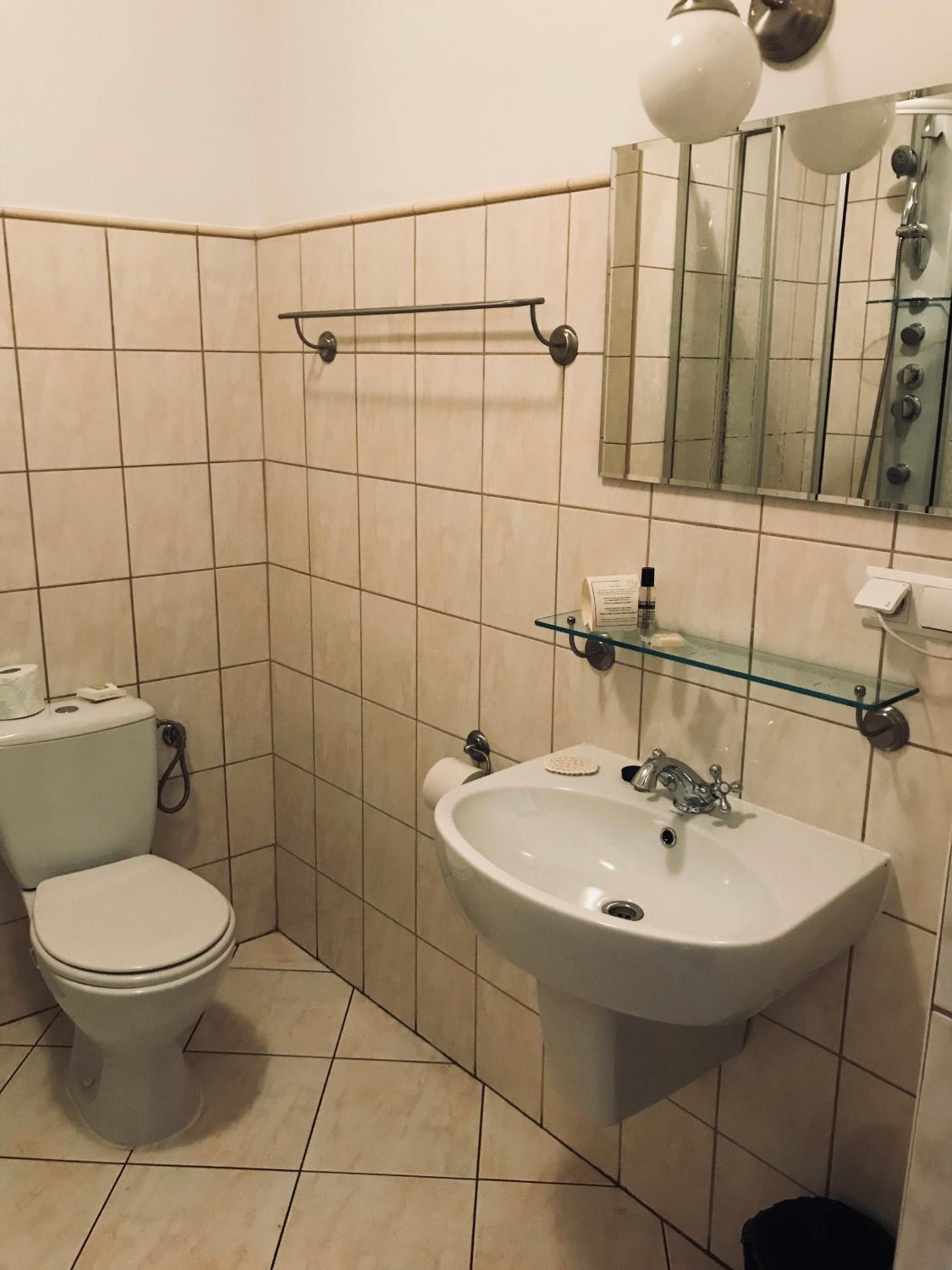 Standard Twin Room - Photo 20