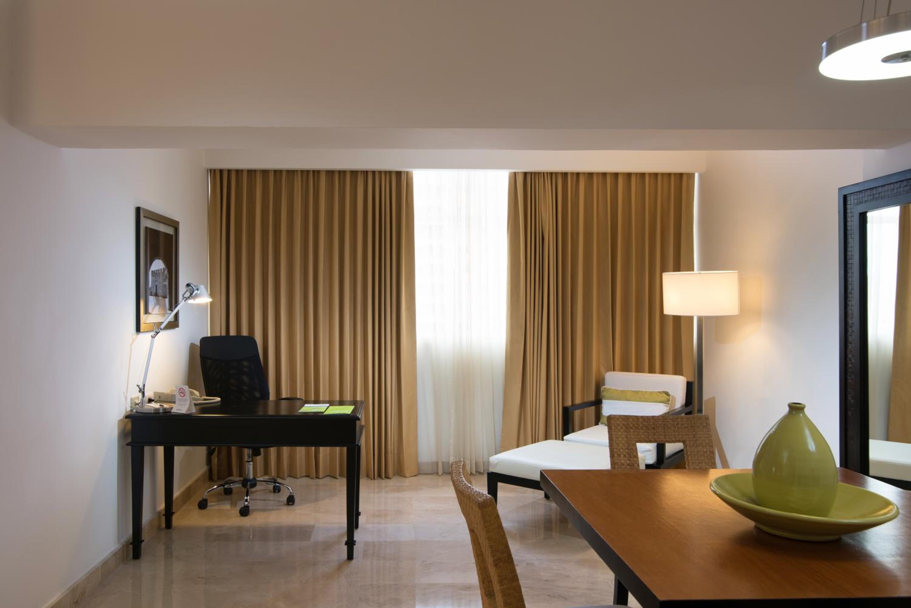 One-Bedroom King Suite with Sofa Bed - Non-Smoking - Photo 7