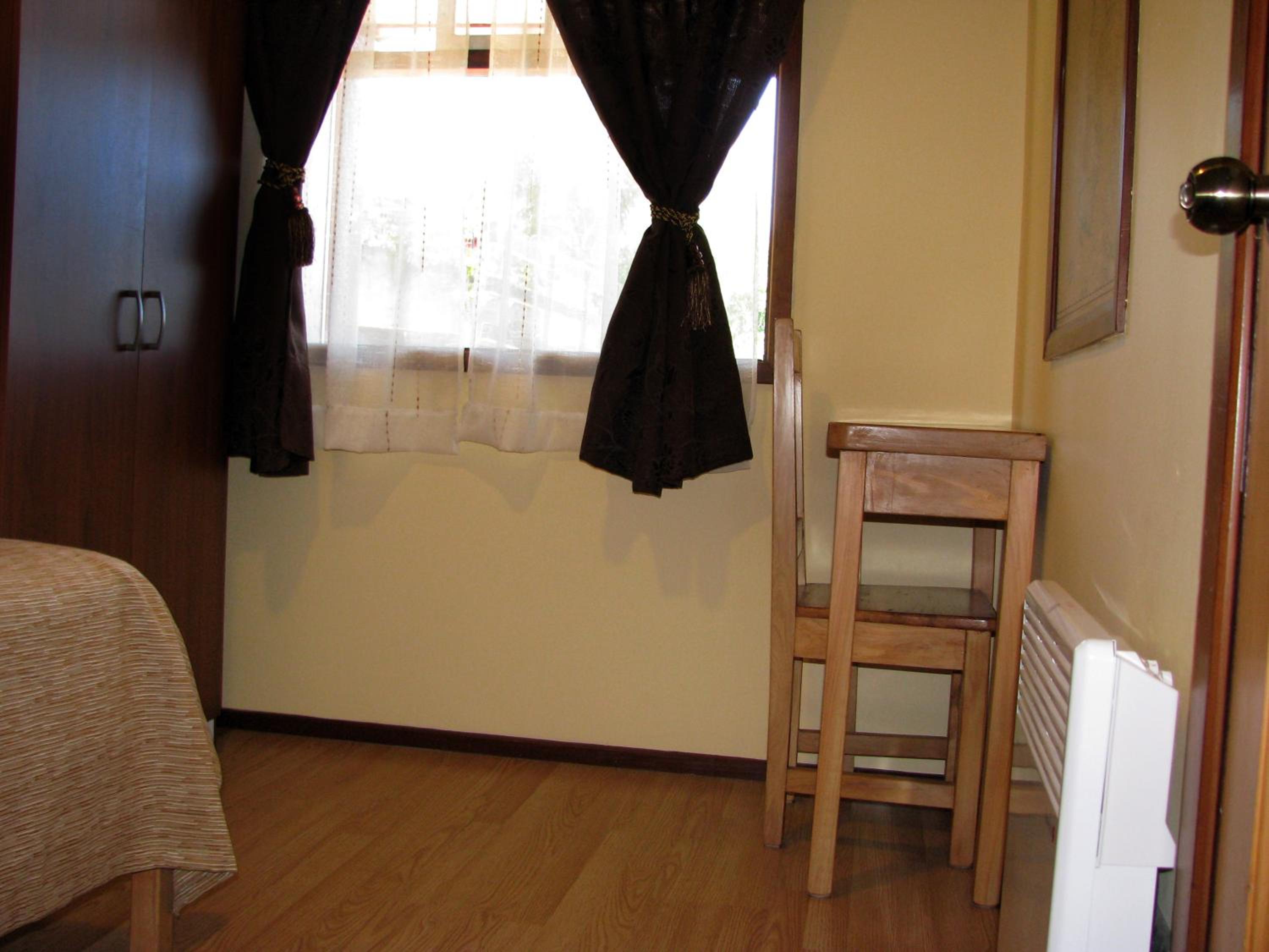 Single Room with Shared Bathroom photo 2