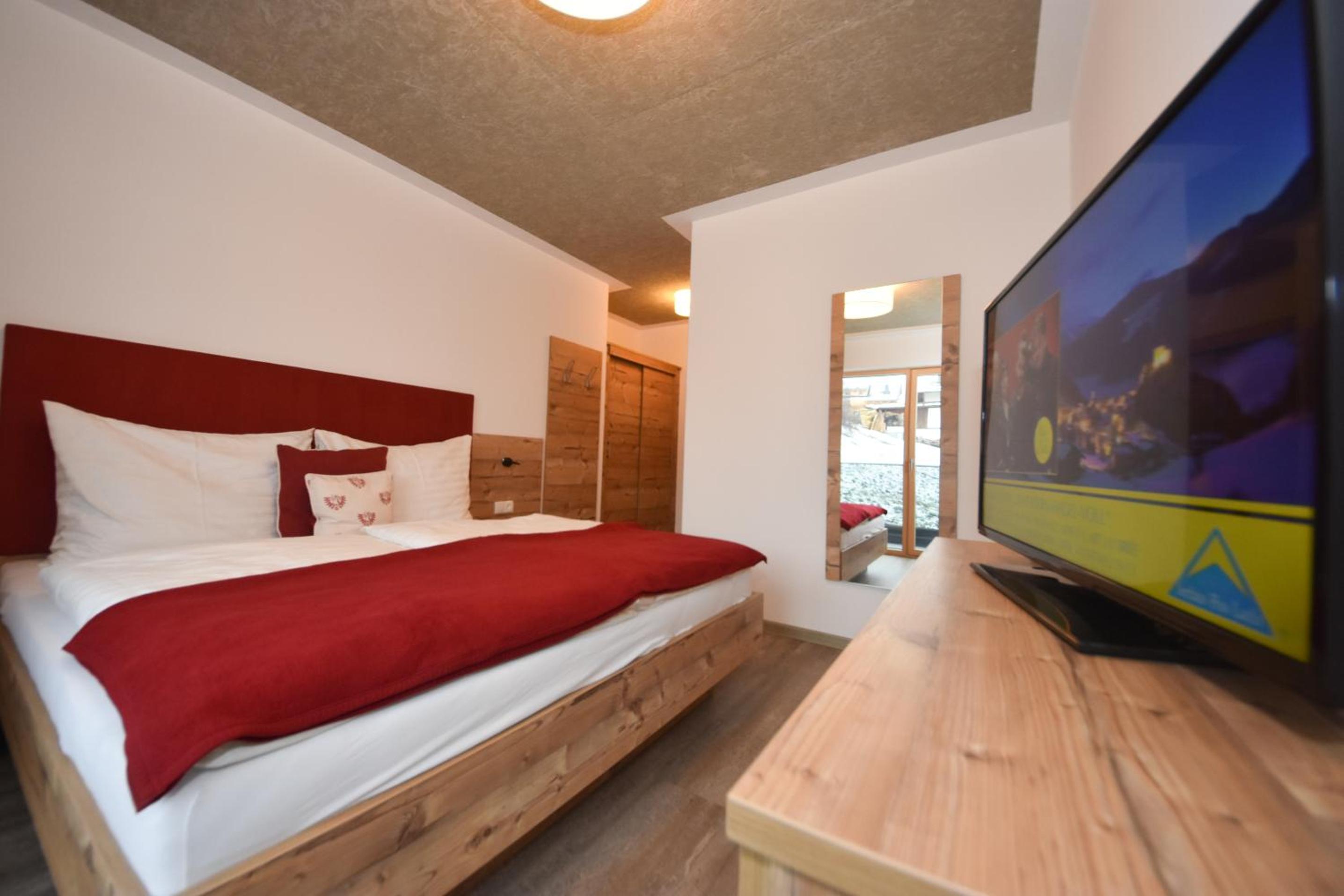 Three-Bedroom Apartment with Balcony and Mountain View   photo 2
