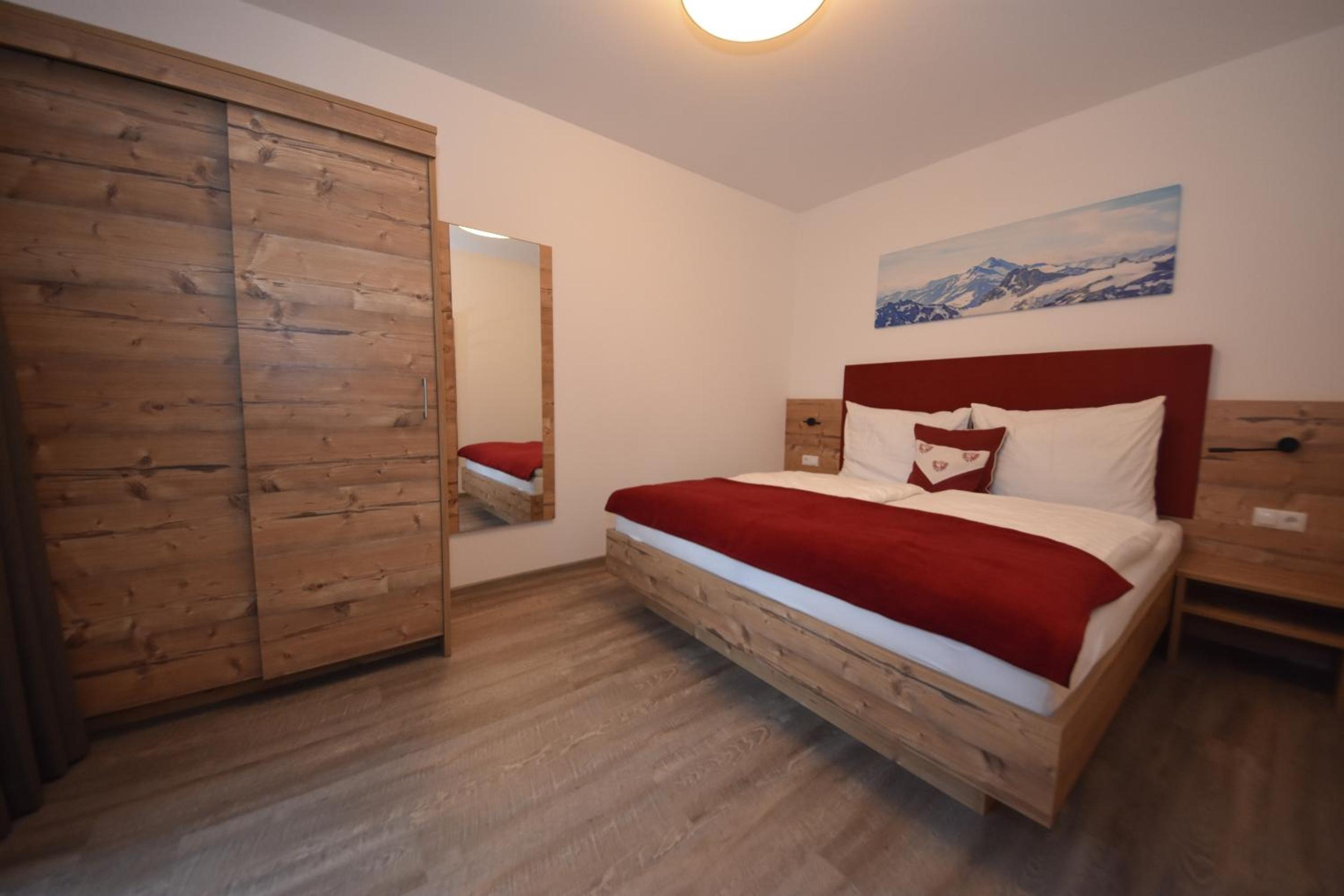 Three-Bedroom Apartment with Balcony and Mountain View   photo 3