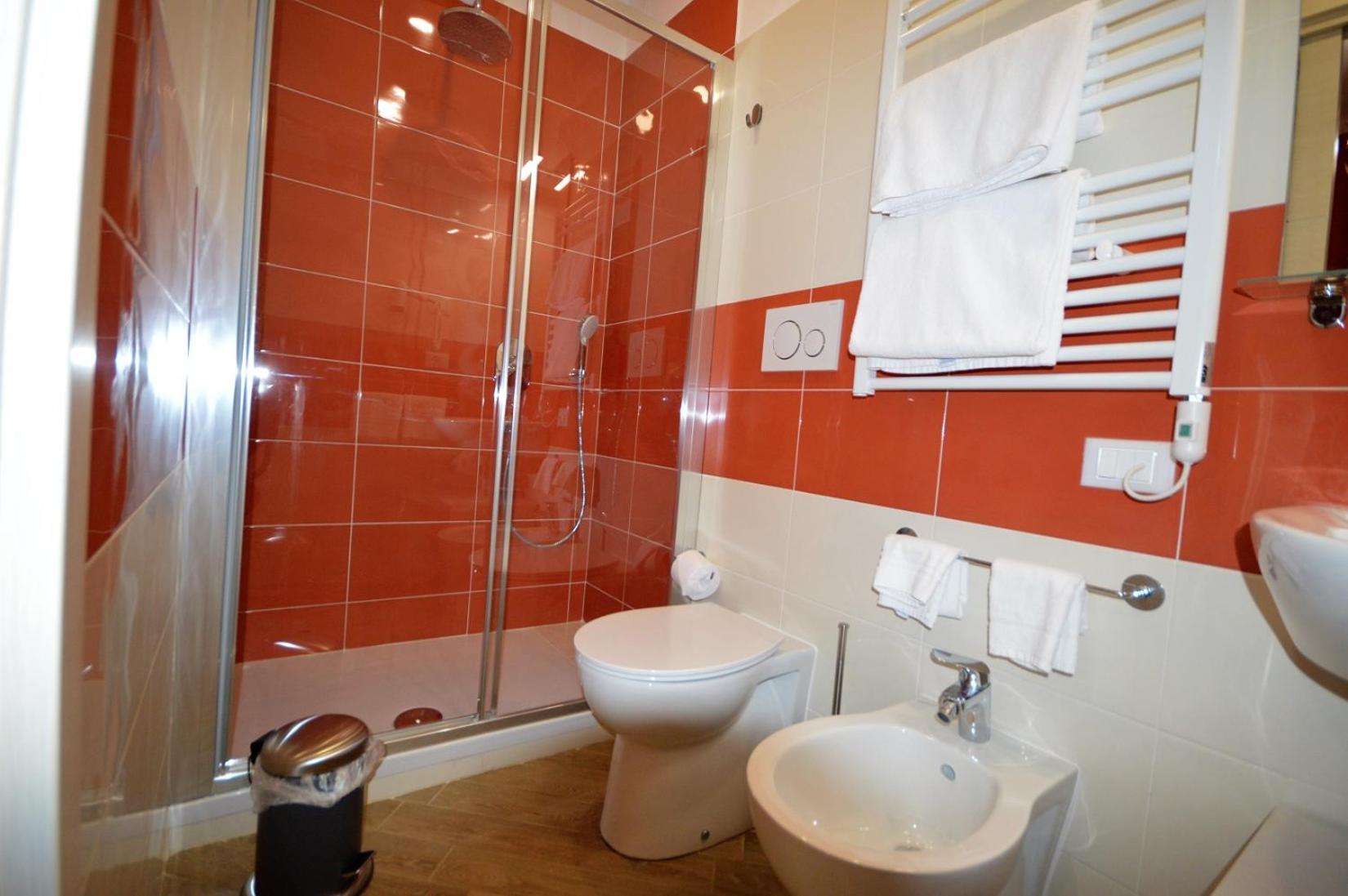 Double Room with Private Bathroom - Photo 8