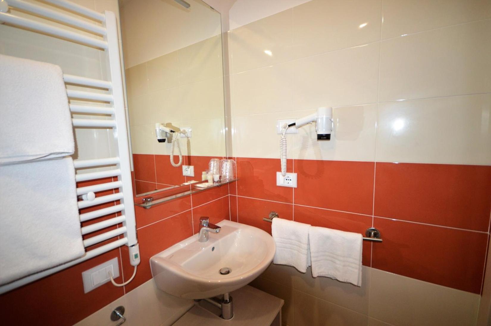 Double Room with Private Bathroom - Photo 7