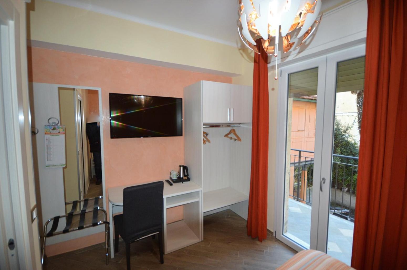 Double Room with Private Bathroom - Photo 6