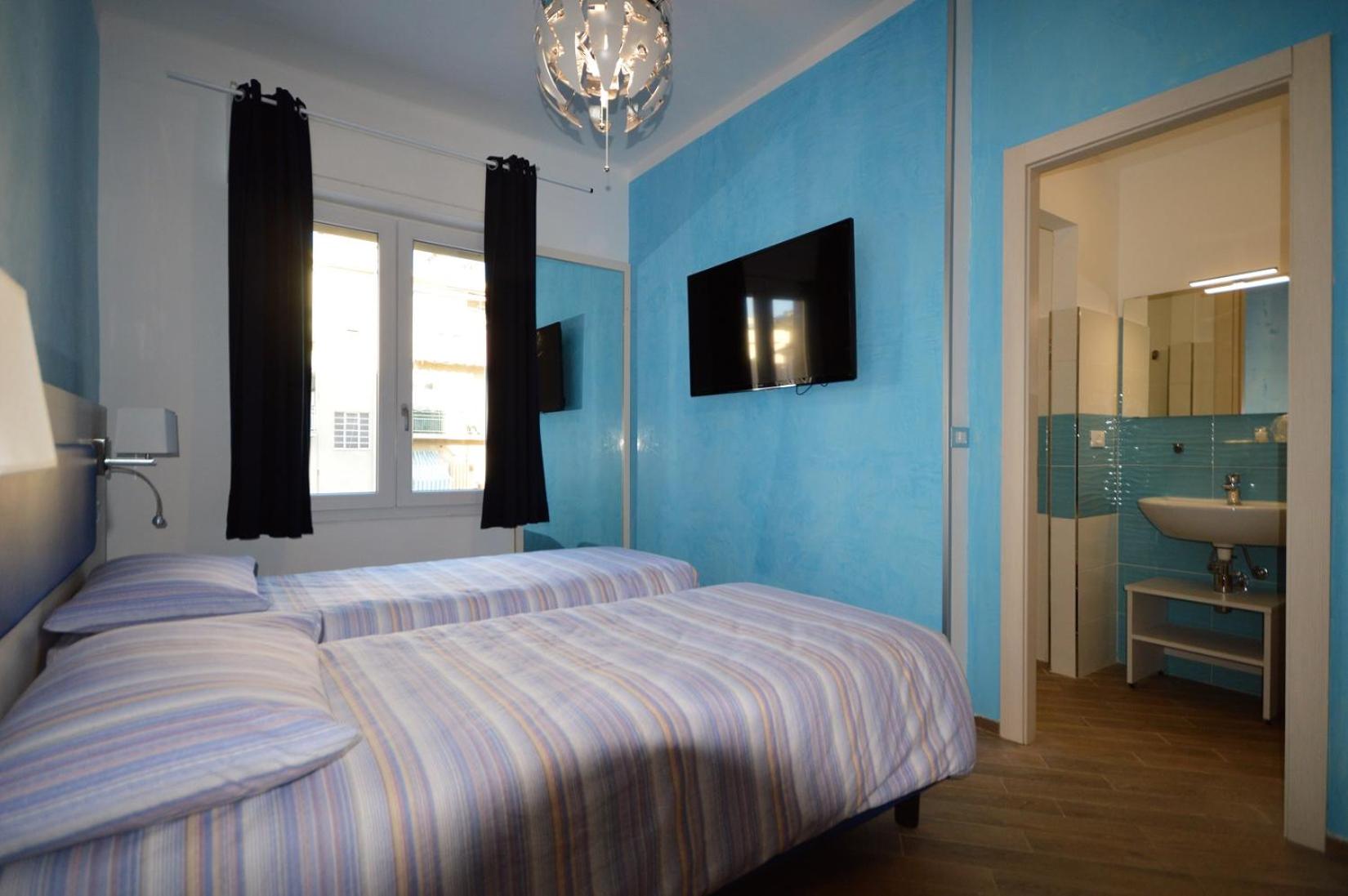 Large Double or Twin Room - Photo 3