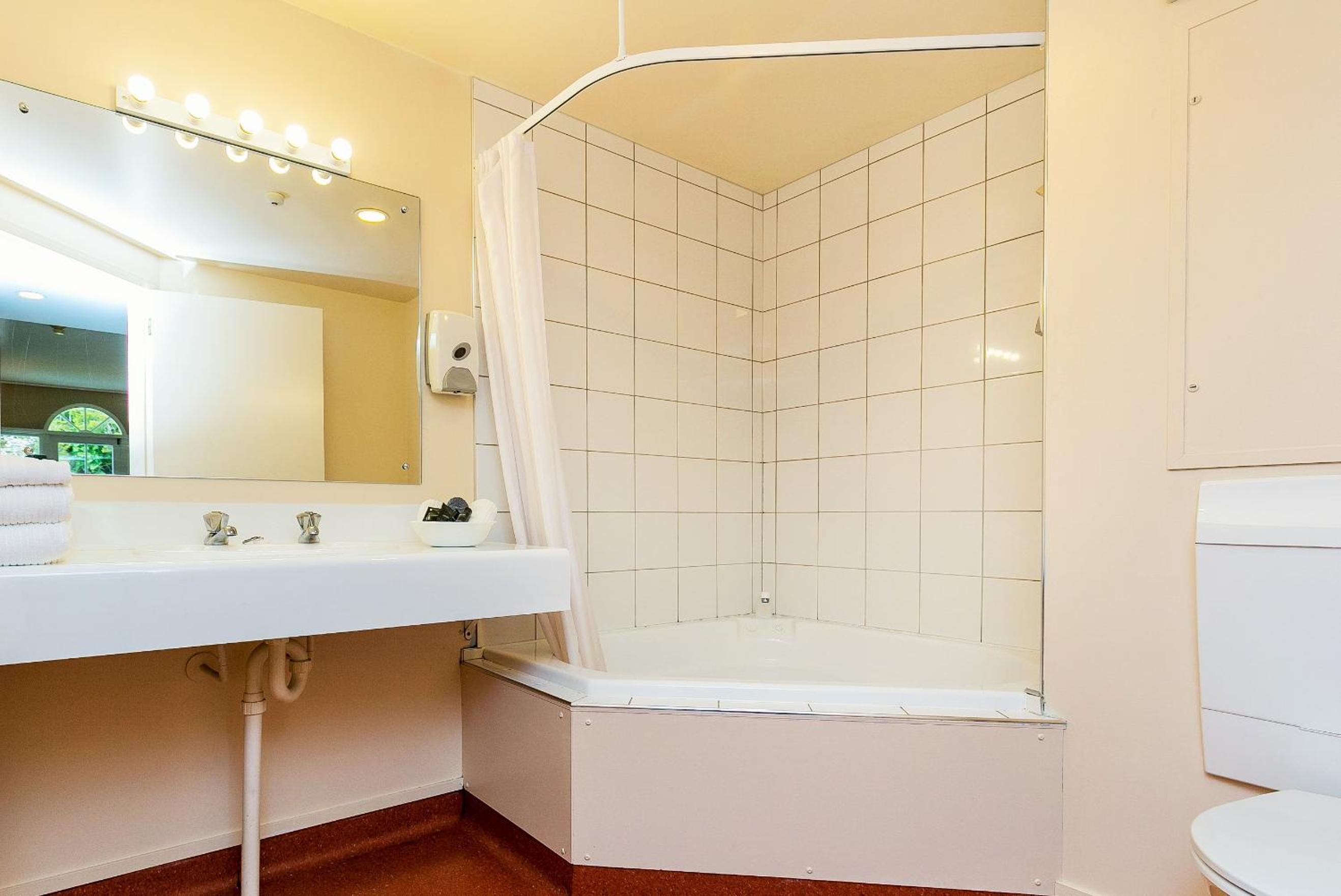 Studio with Spa Bath - Photo 13