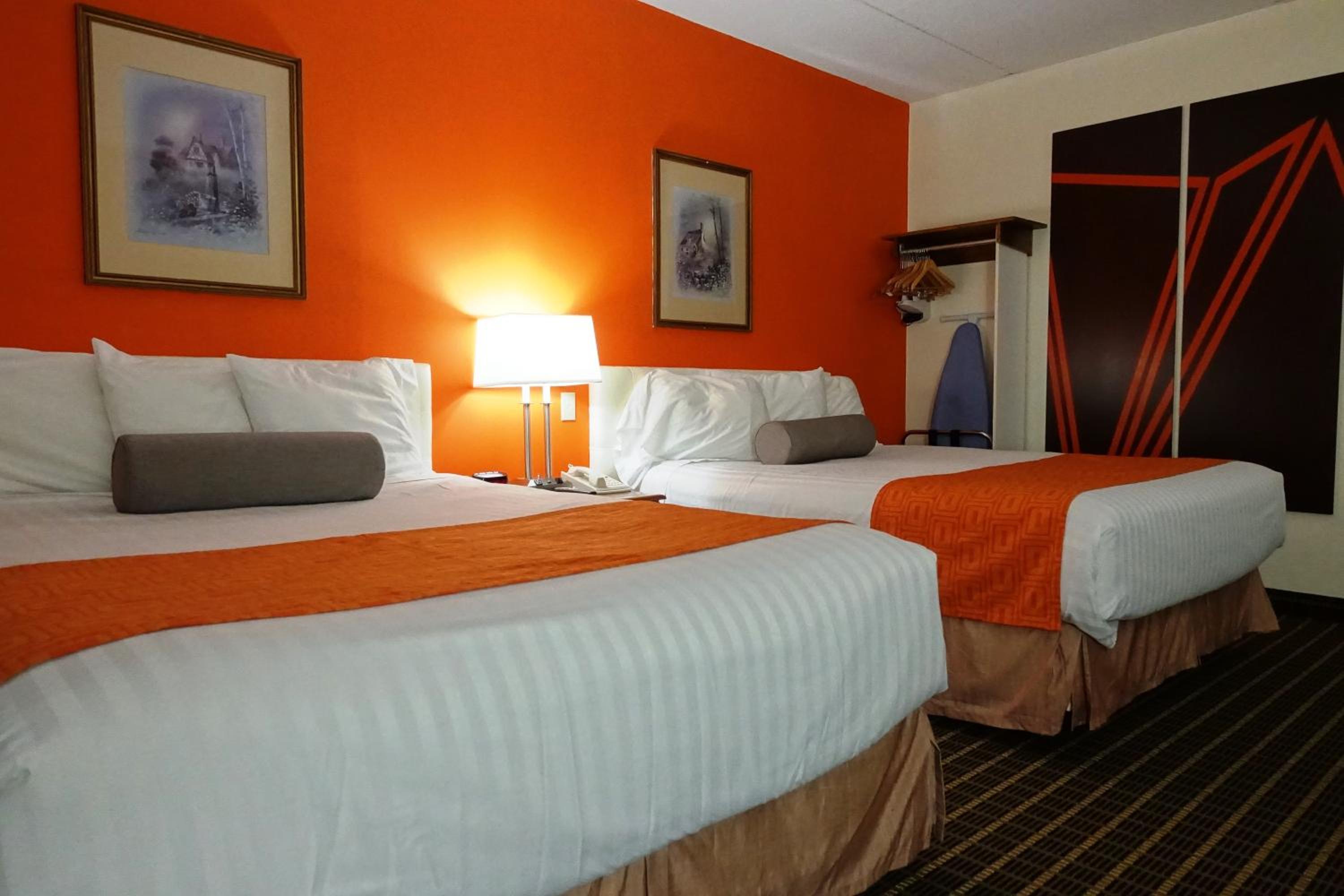 Queen Room with Two Queen Beds - Non-Smoking - Photo 1