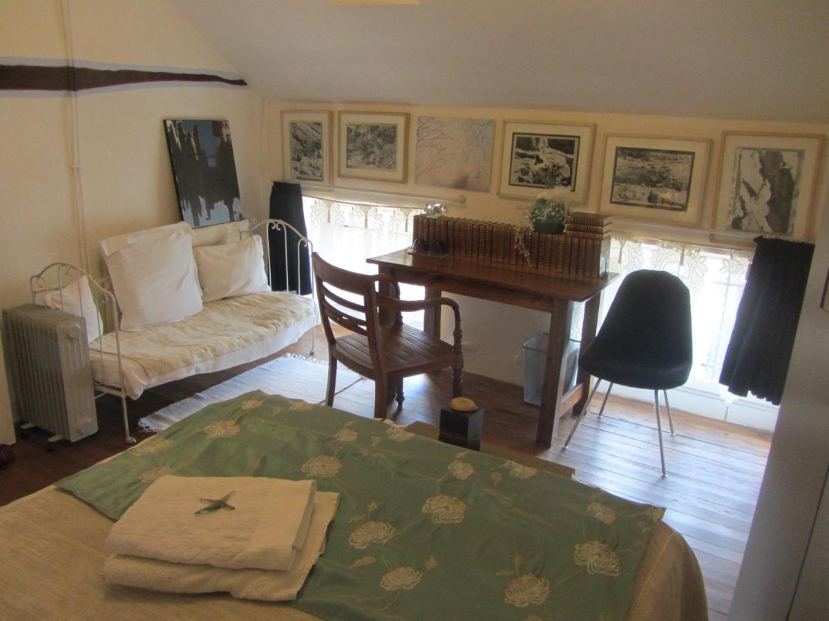 Double Room with Shared Bathroom photo 2