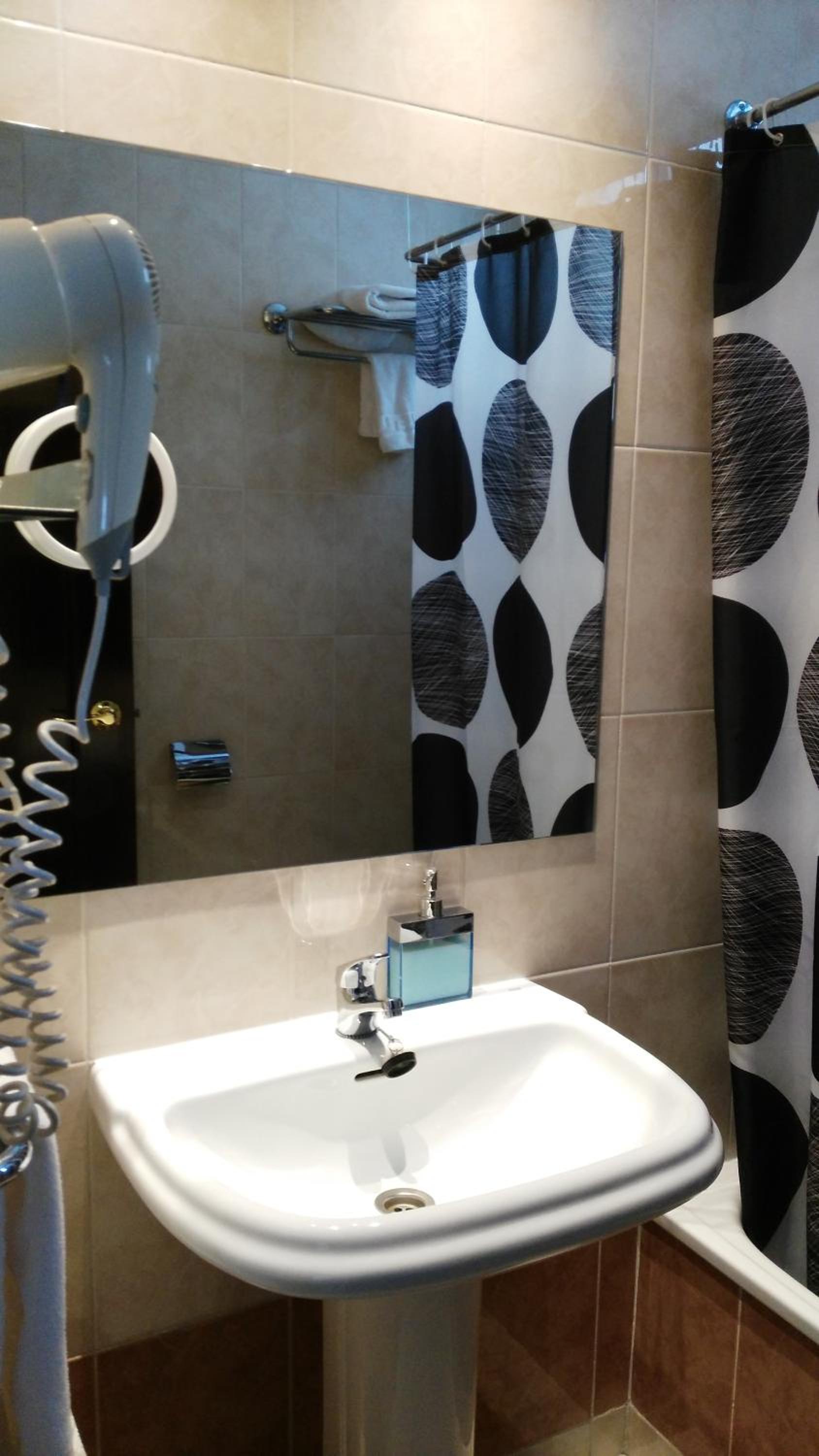 Double or Twin Room - Photo 7